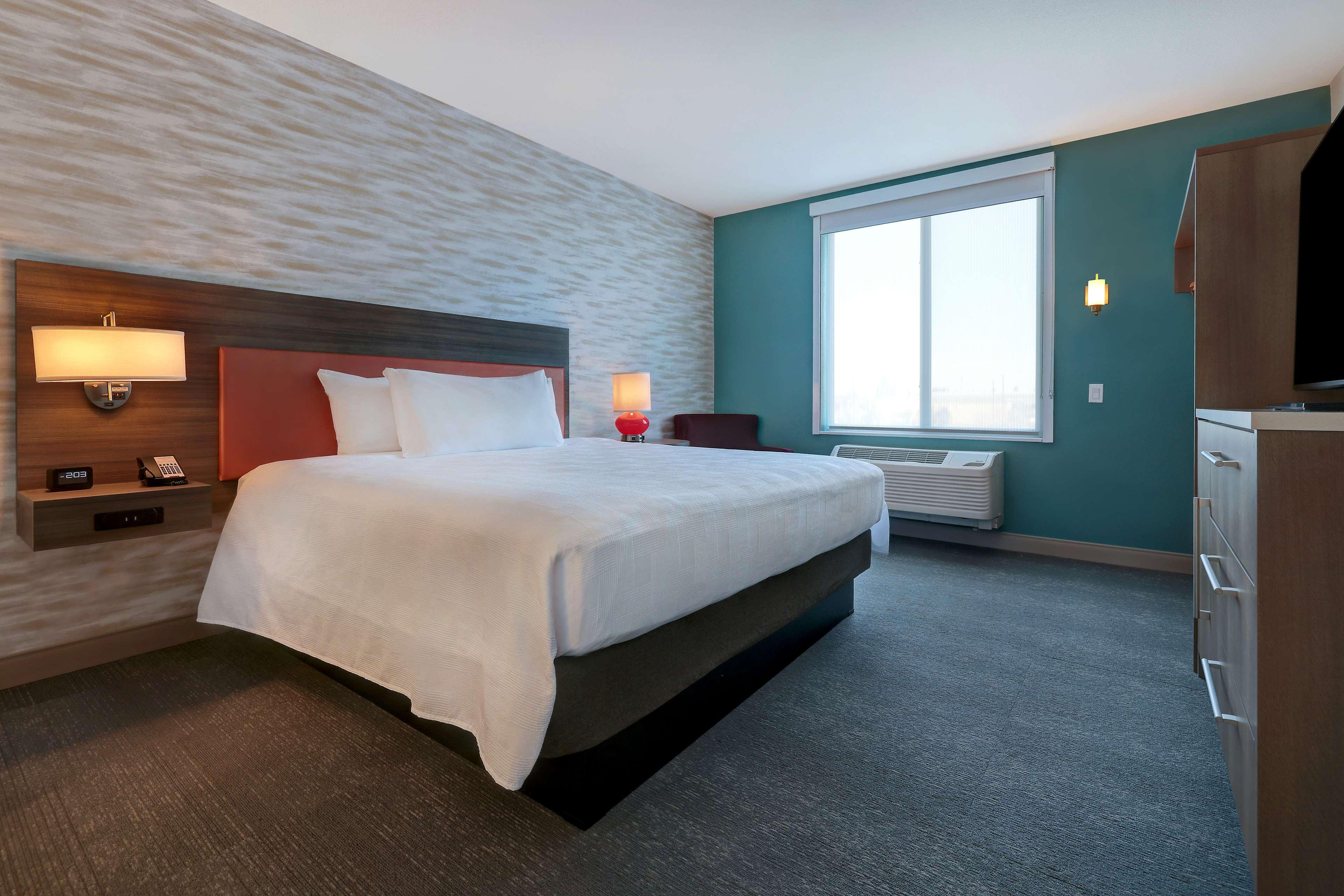 Suite Accessible King Size Bed