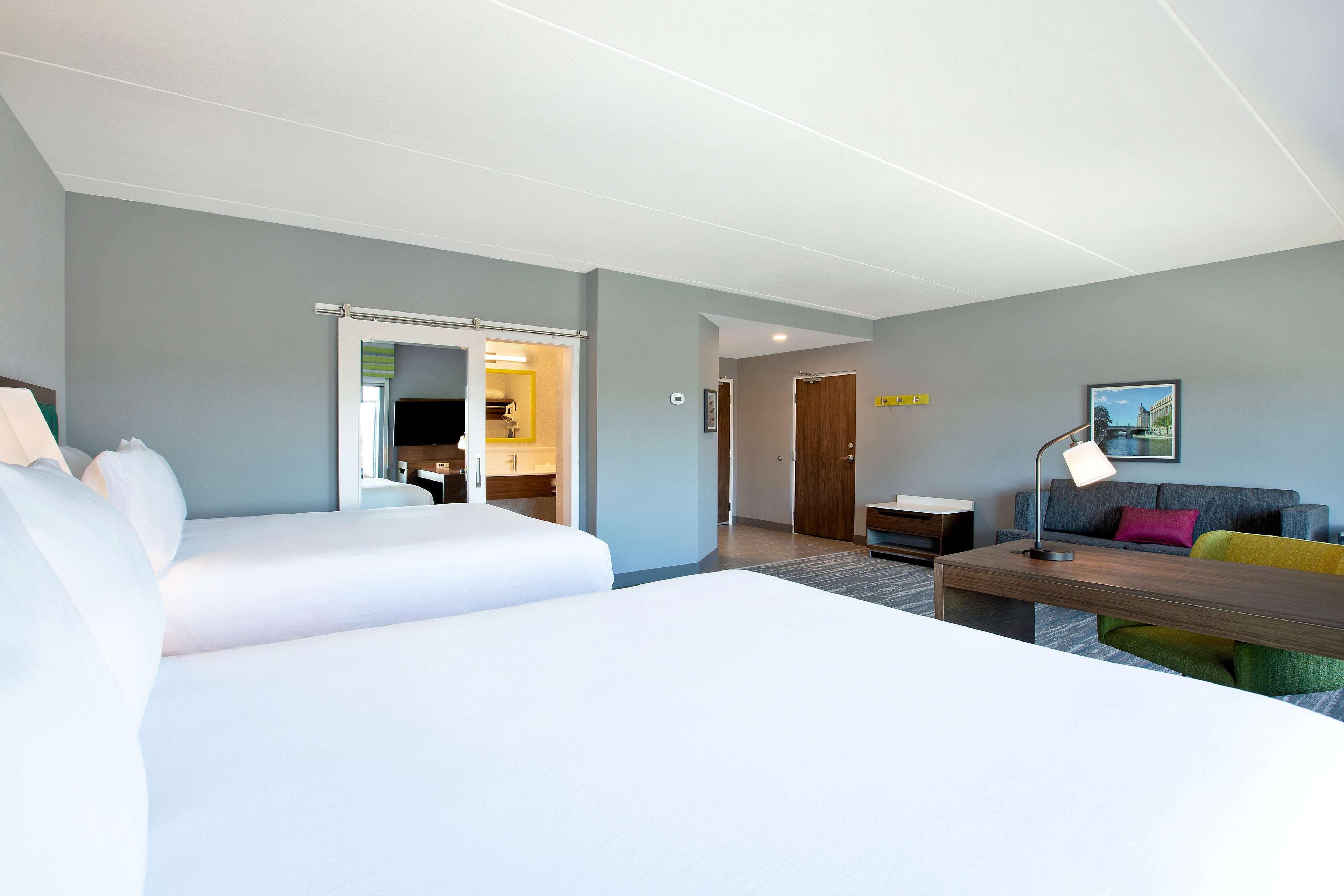 Studio Two Queen Beds Non Smoking