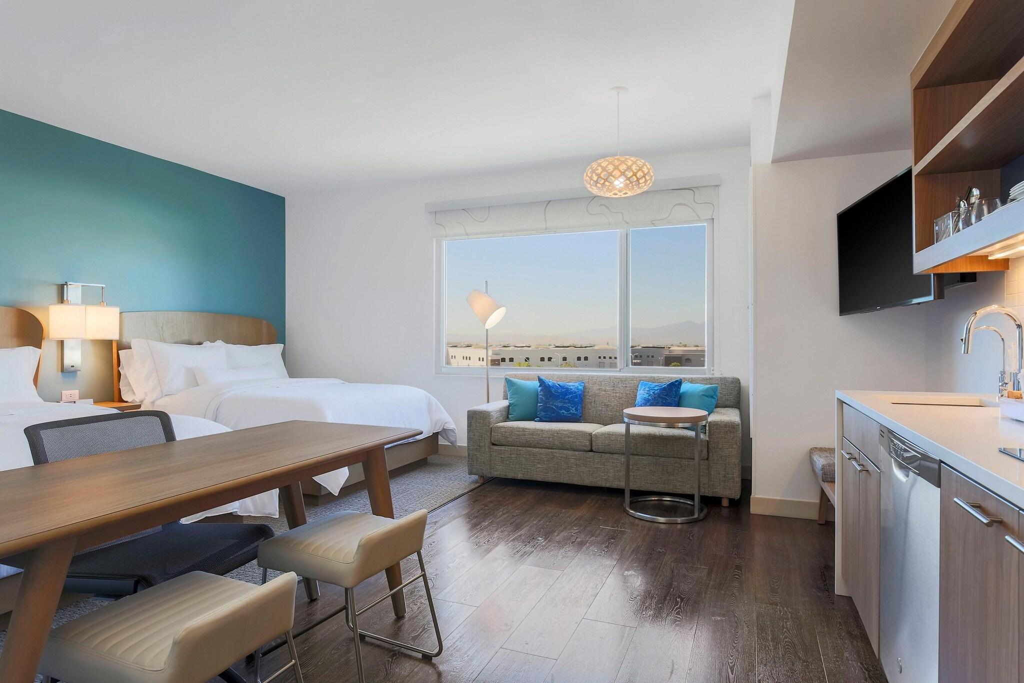 Studio Two Queen Beds