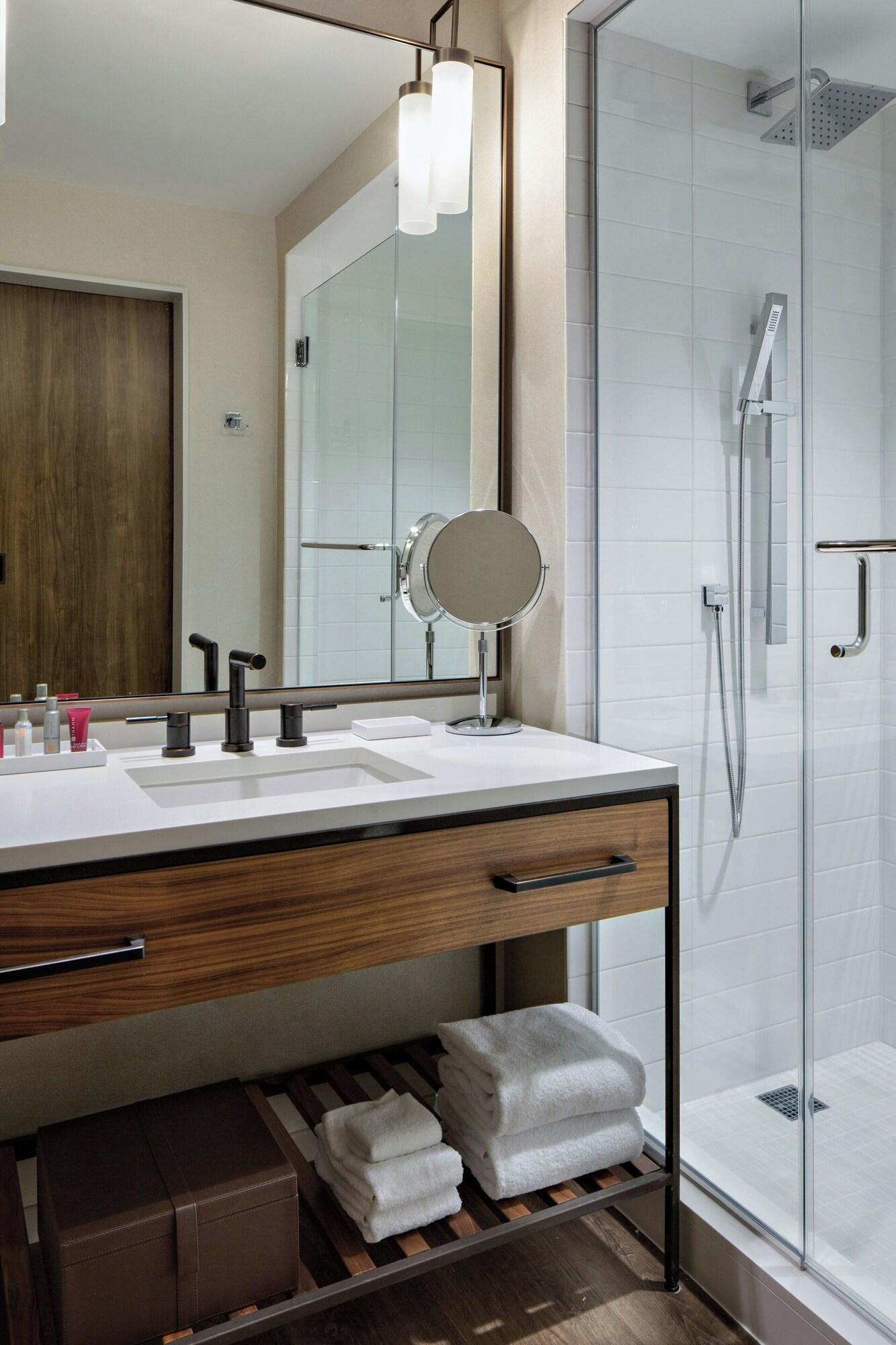 Junior Suite Accessible King Size Bed