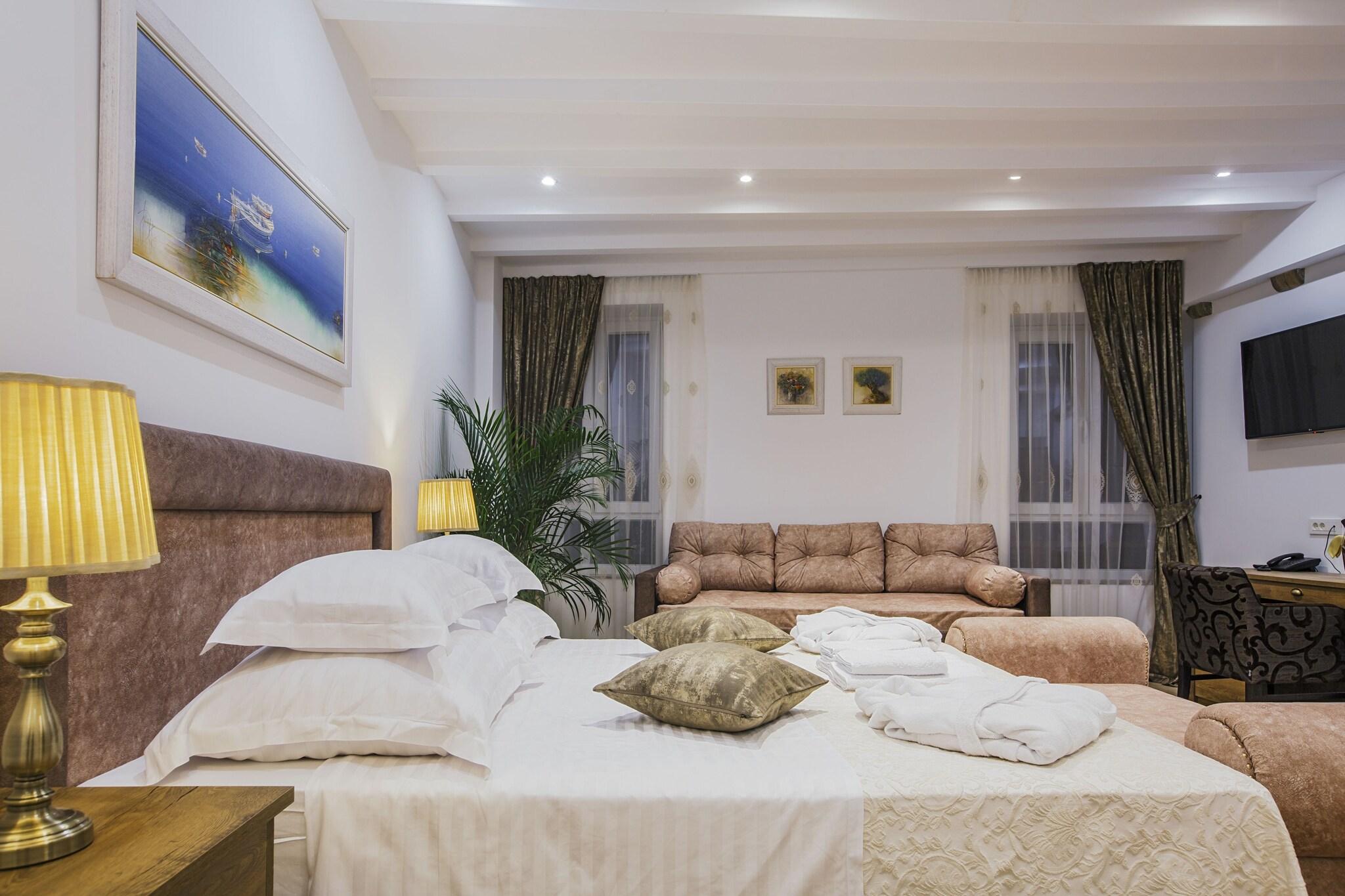 Double Deluxe City View King Bed