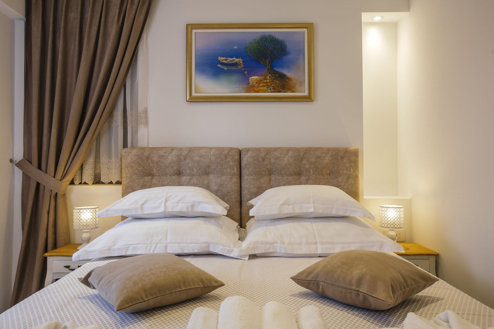 Double or Twin City View Queen Bed