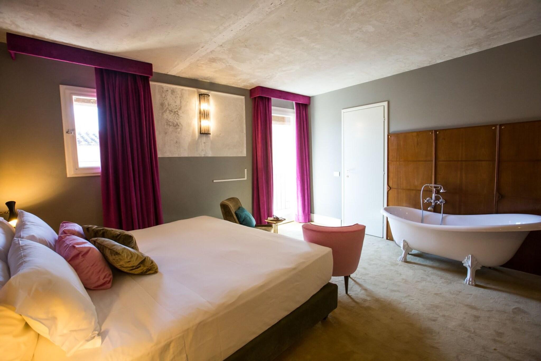 Double Deluxe King Bed