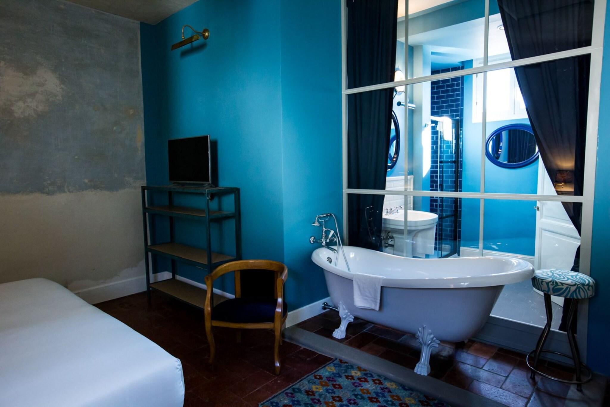 Double Deluxe King Bed