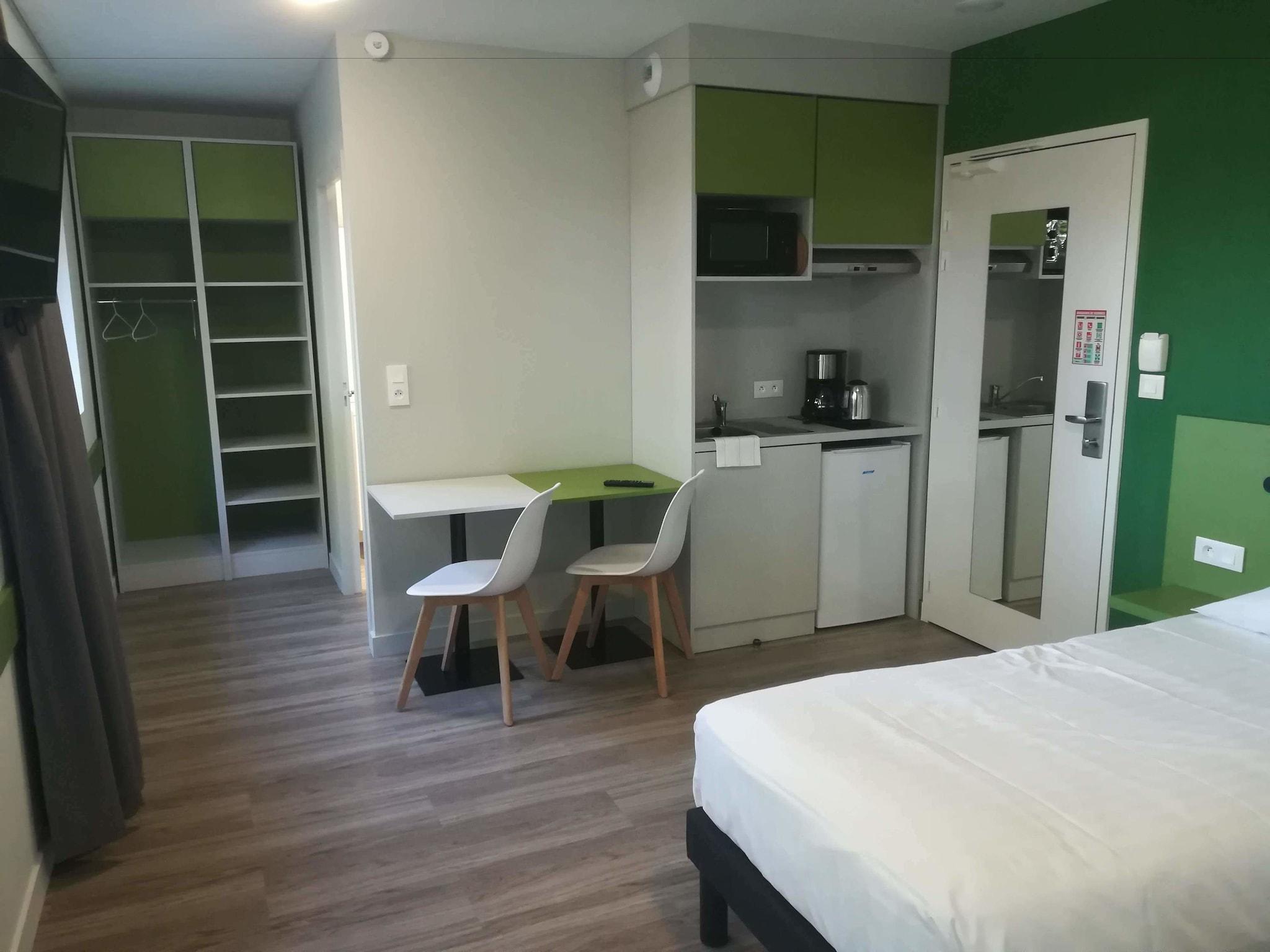 Studio Accessible-queen Size Bed