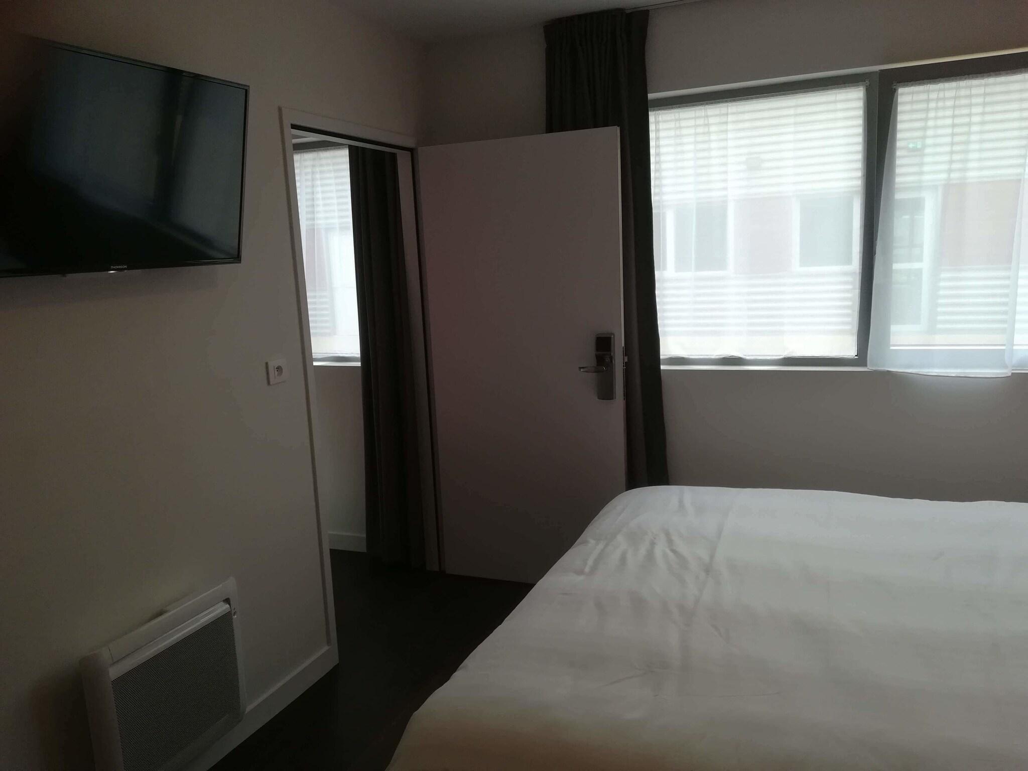 Studio Queen Size Bed