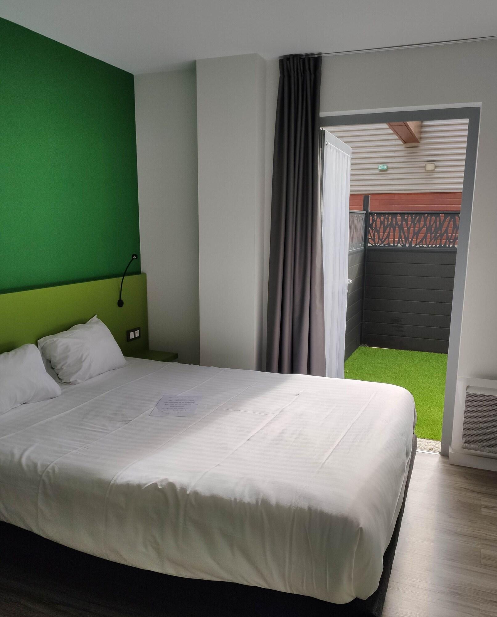 Studio Queen Size Bed