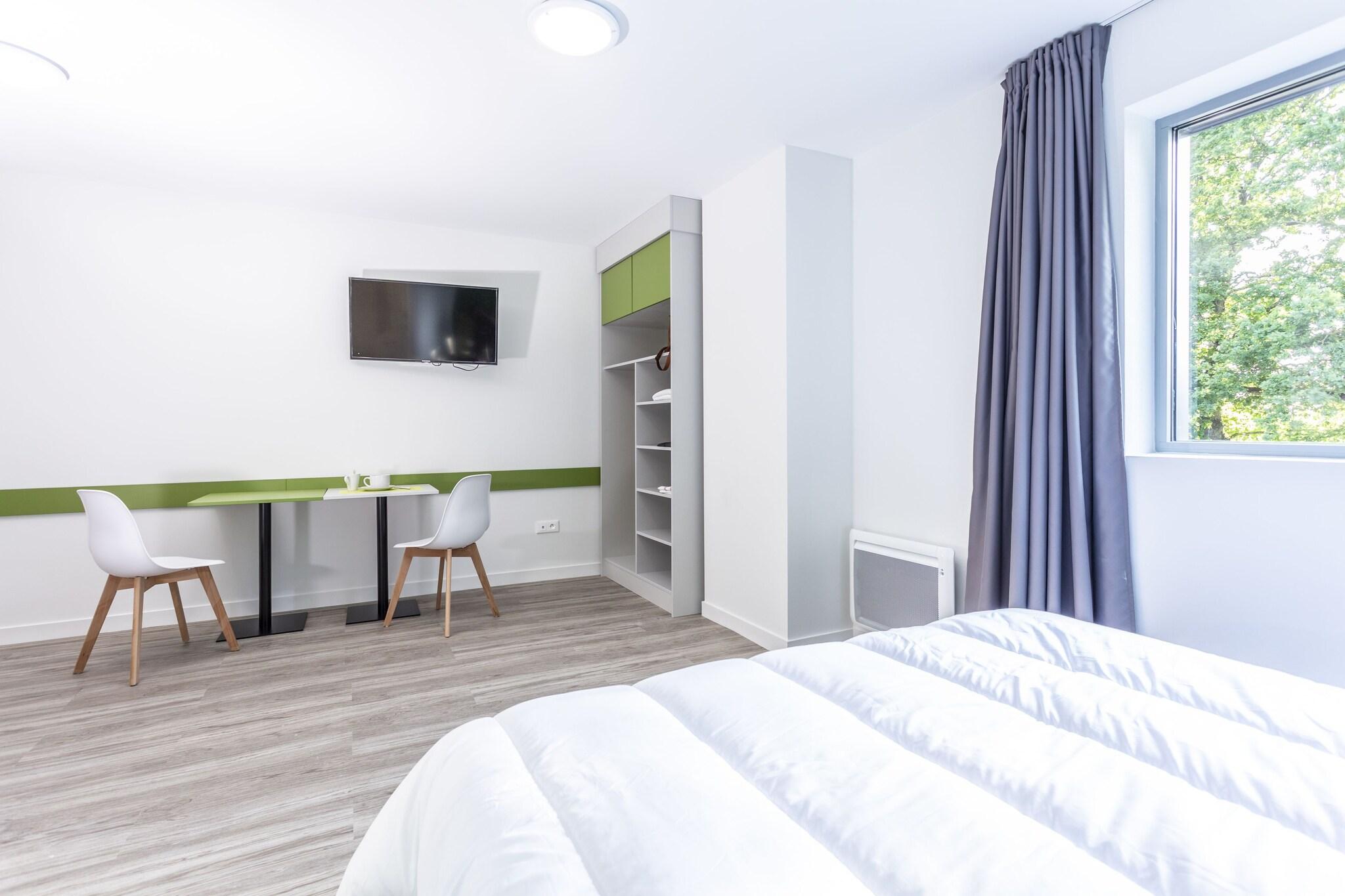 Studio Queen Size Bed