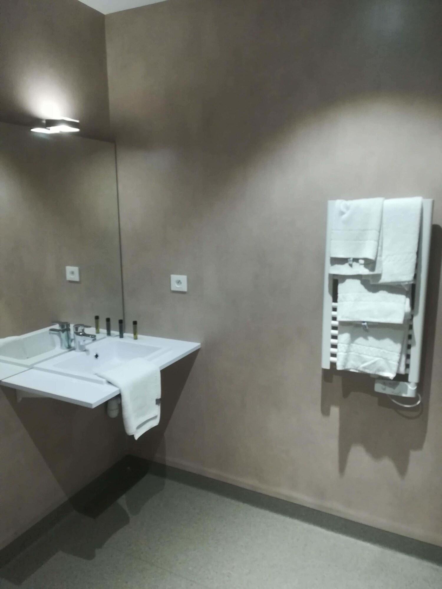 Studio Accessible-queen Size Bed