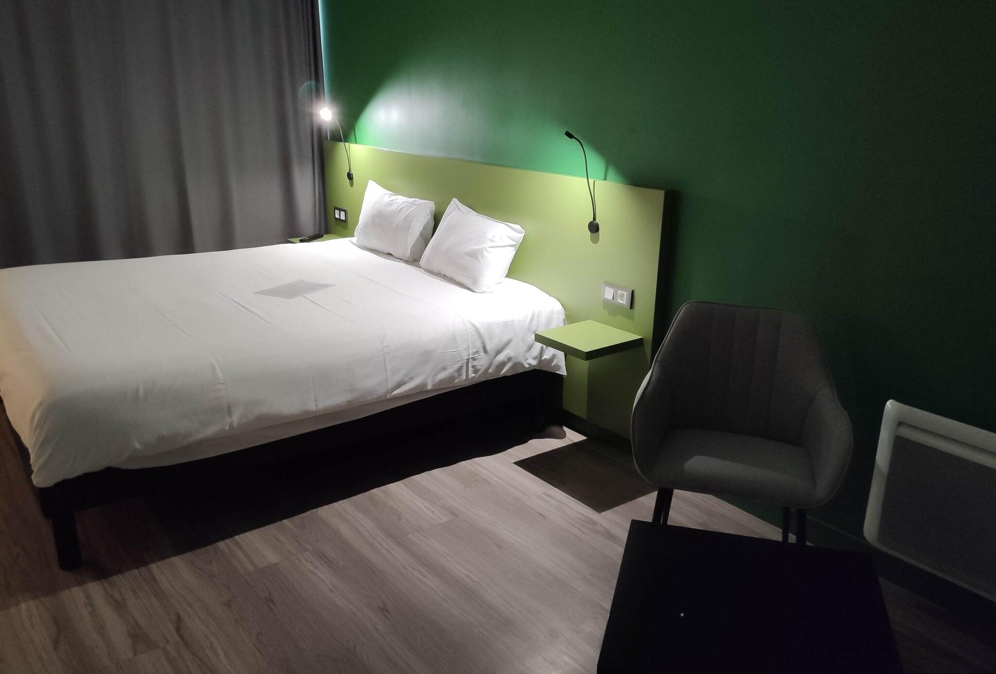 Studio Accessible-queen Size Bed