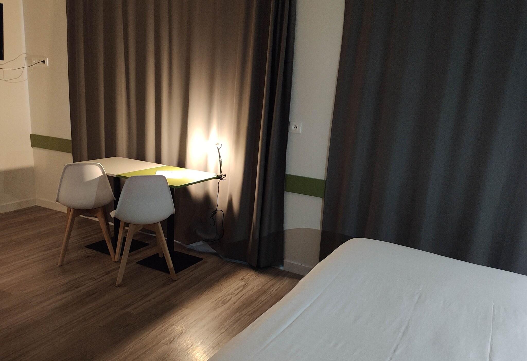 Studio Accessible-queen Size Bed