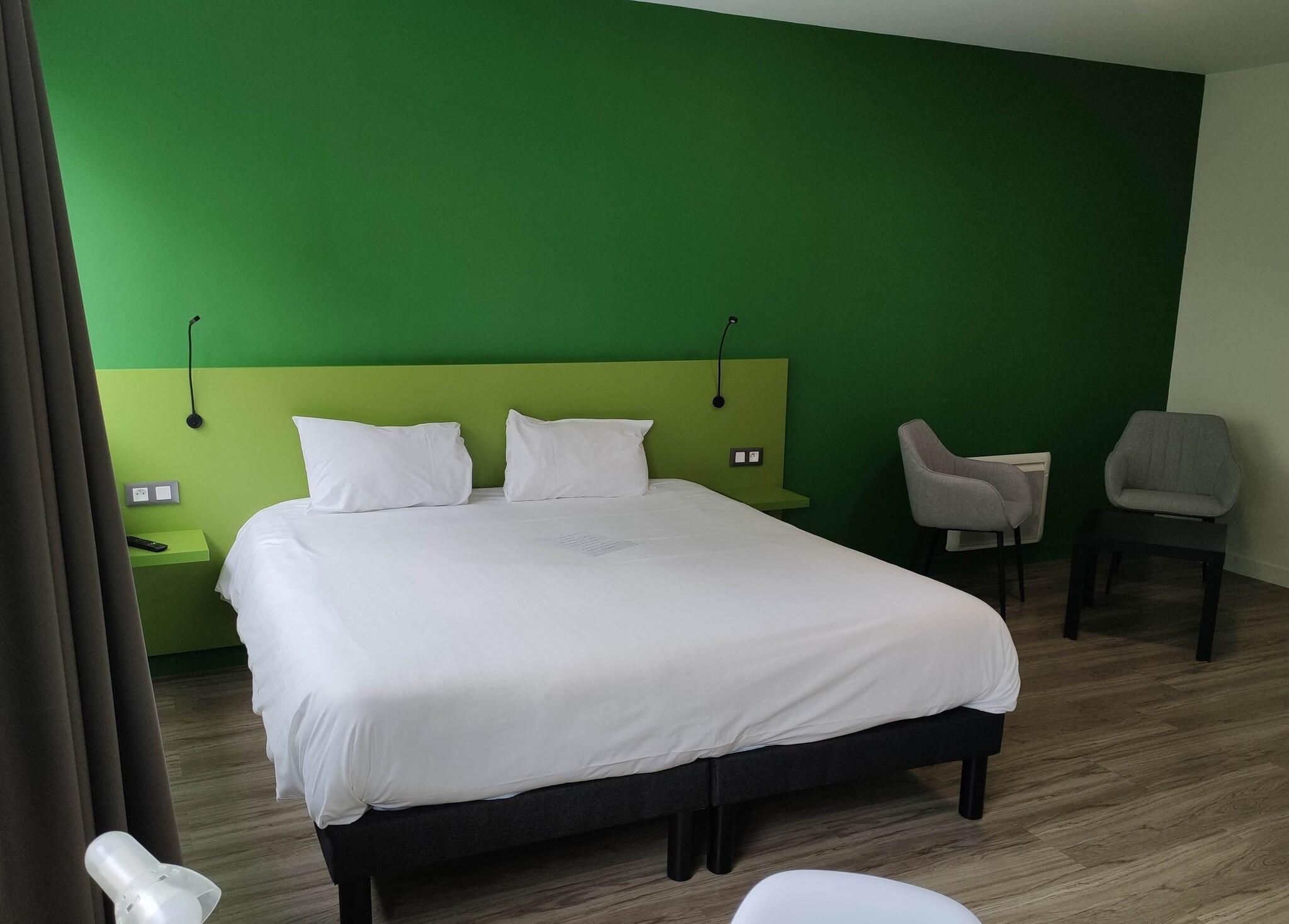 Studio Accessible-queen Size Bed