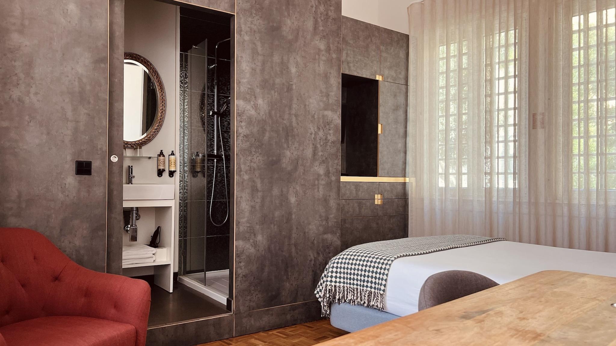 Double City View Queen Bed