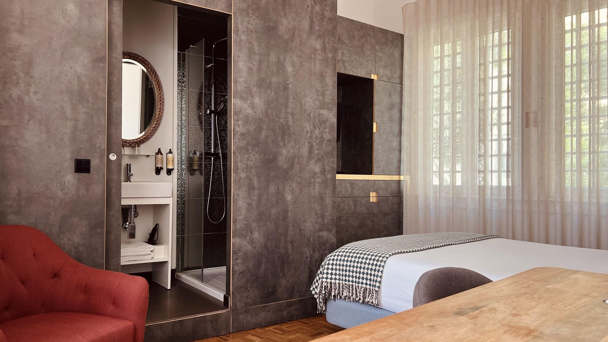 Double City View Queen Bed