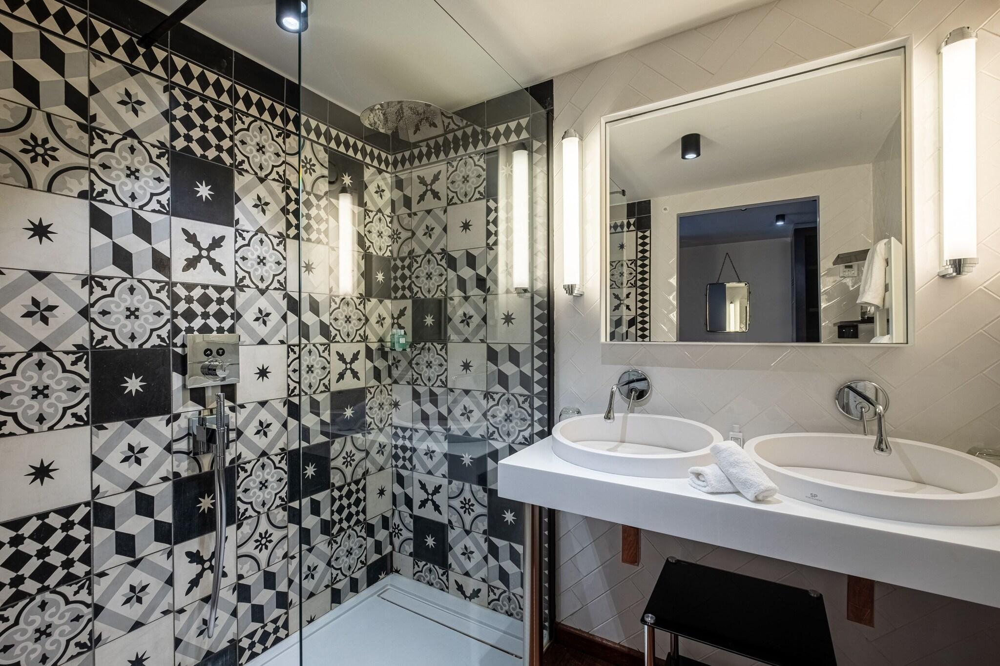 Double Deluxe King Bed