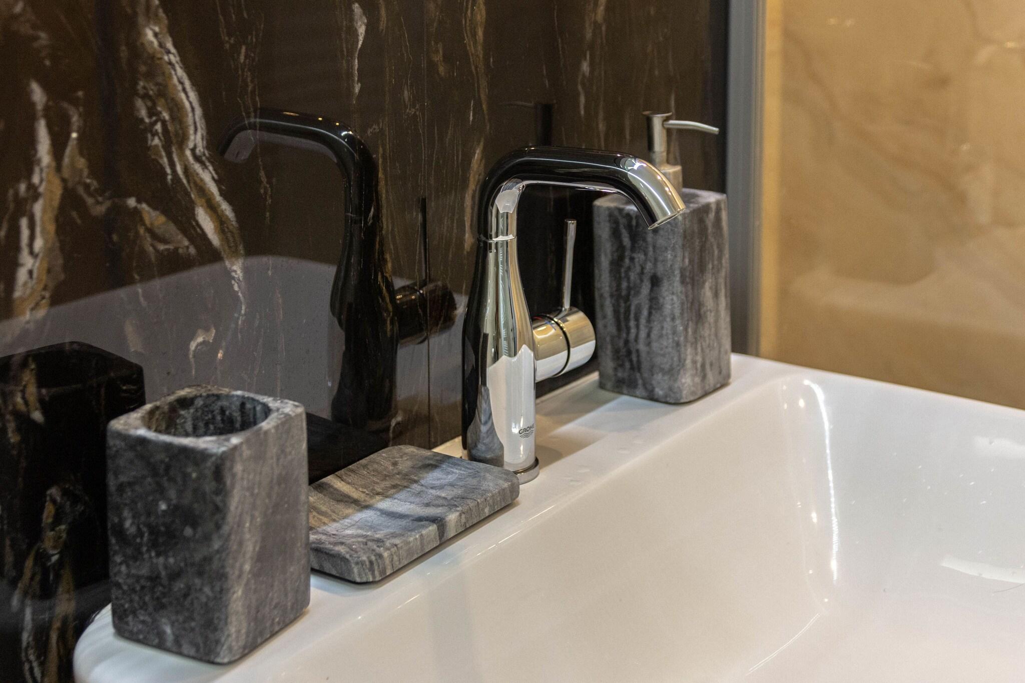 Apartment Business Queen Bed