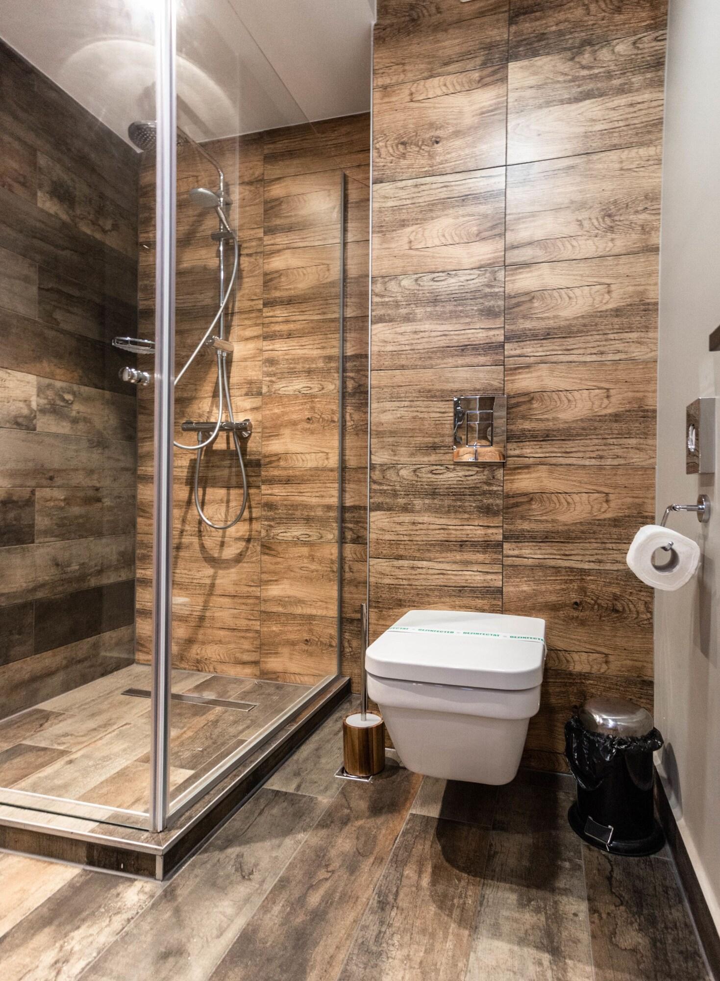 Studio Classic Queen Bed