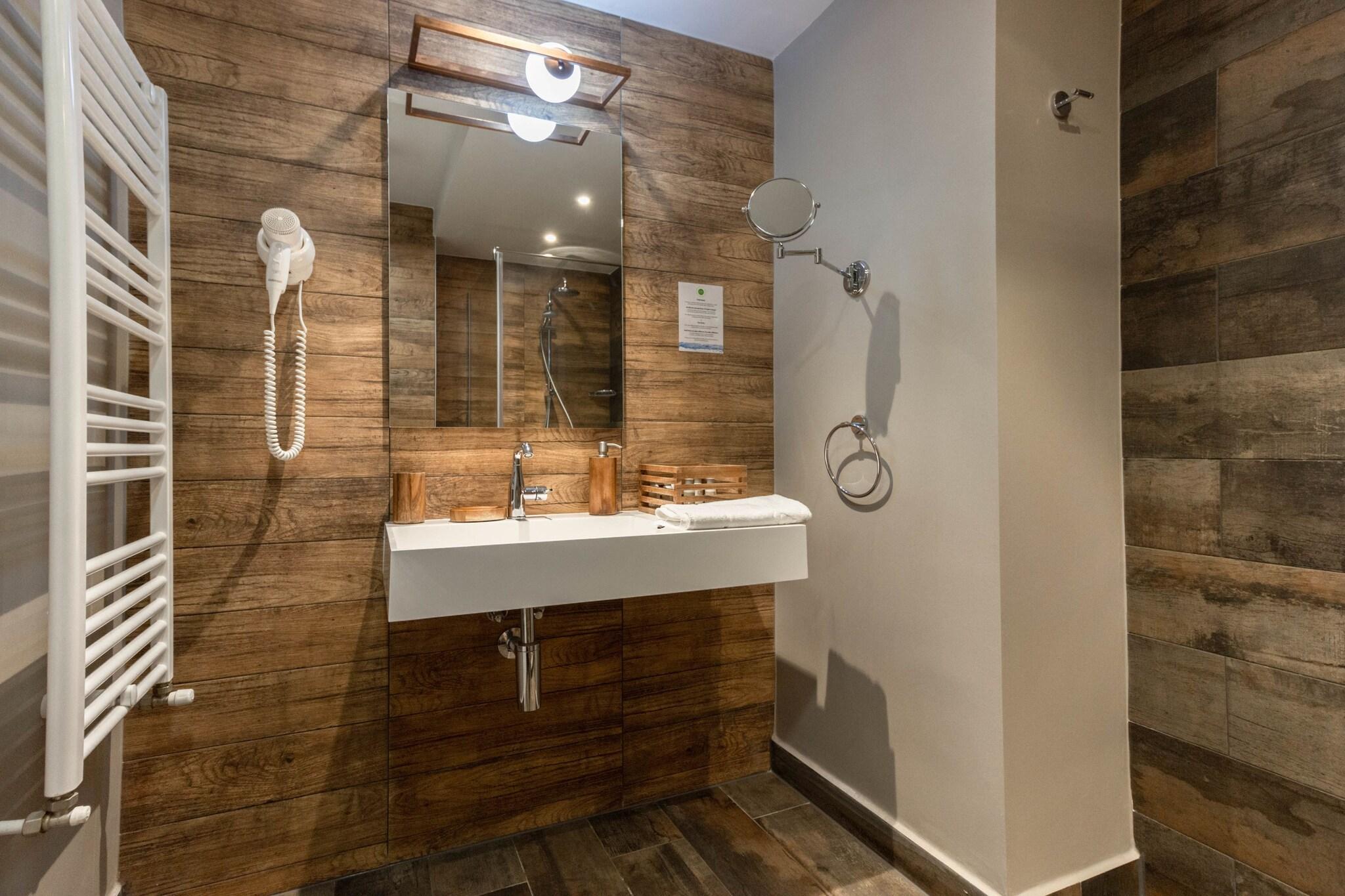 Studio Classic Queen Bed