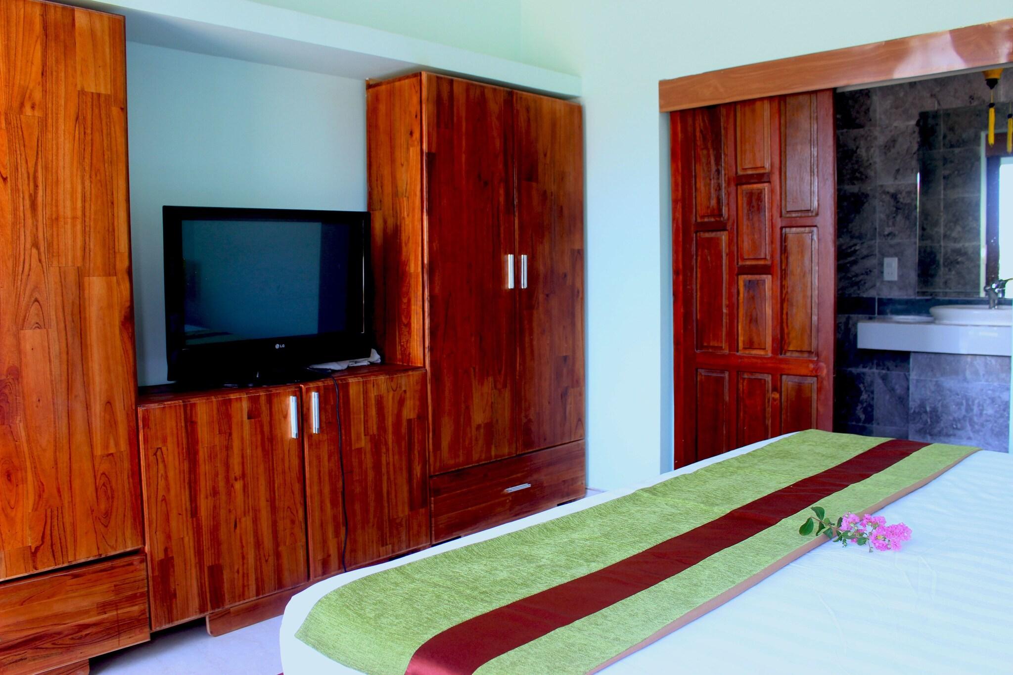 Family Room Queen Size Bed