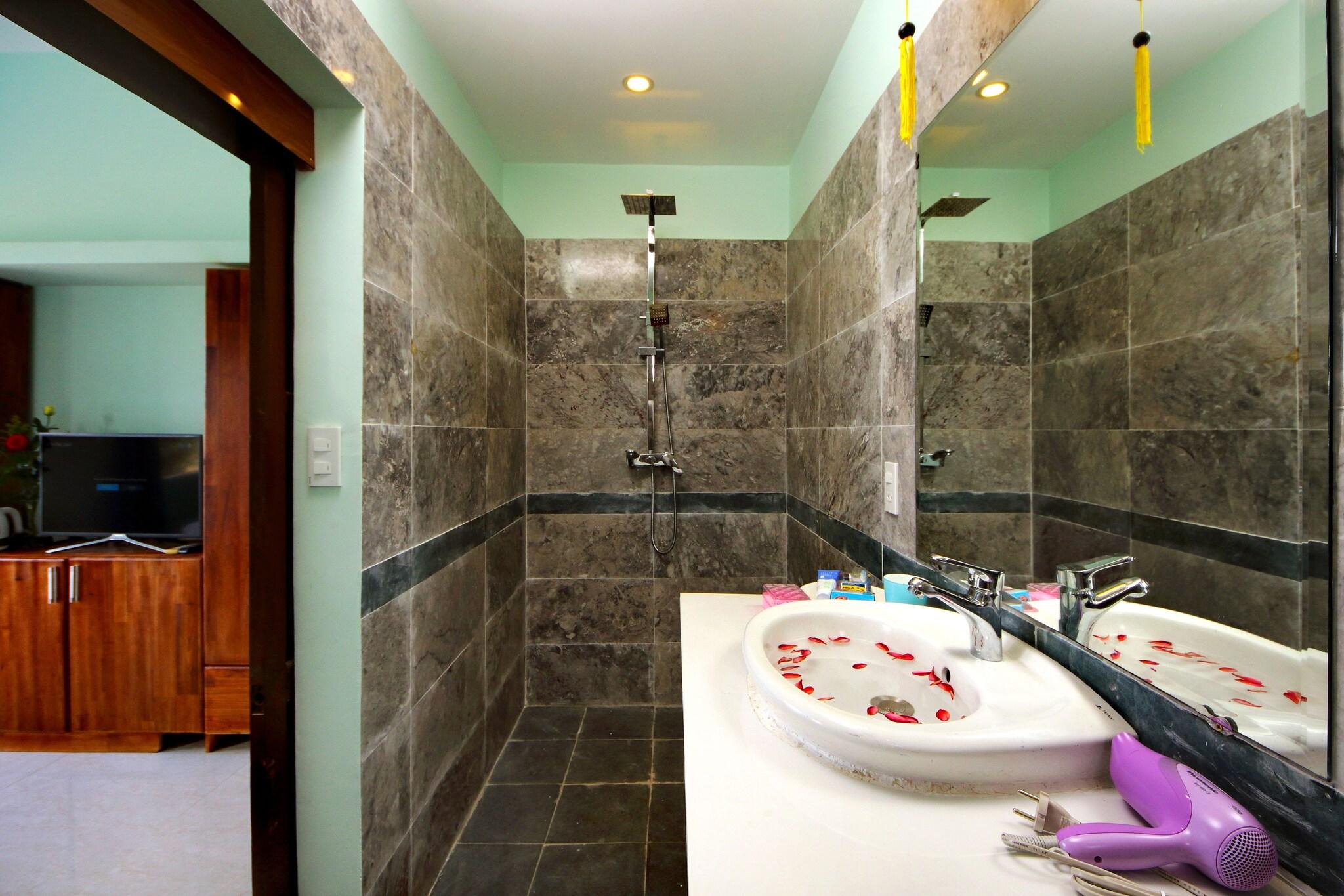 Family Room Queen Size Bed