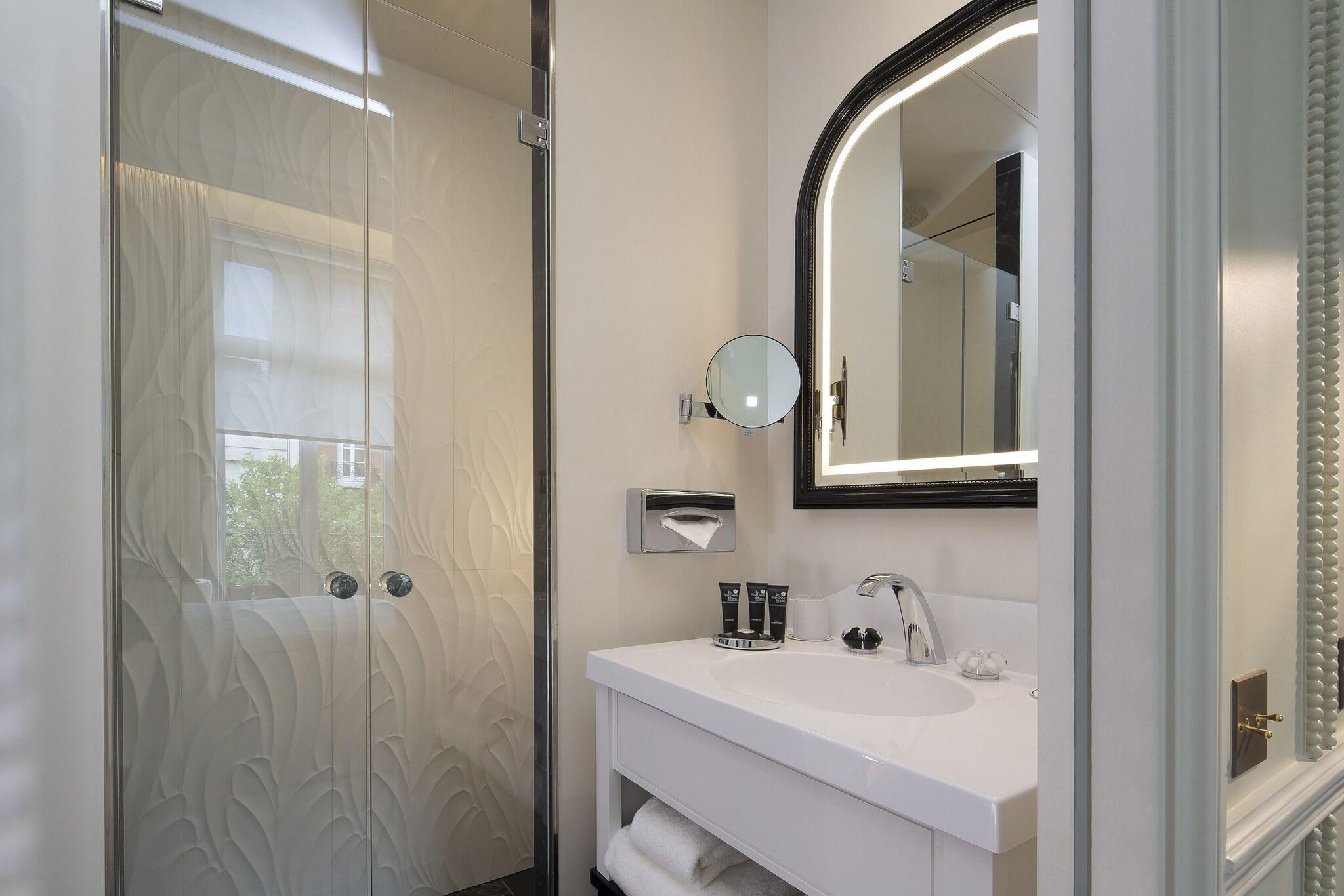 Double Classic Queen Bed