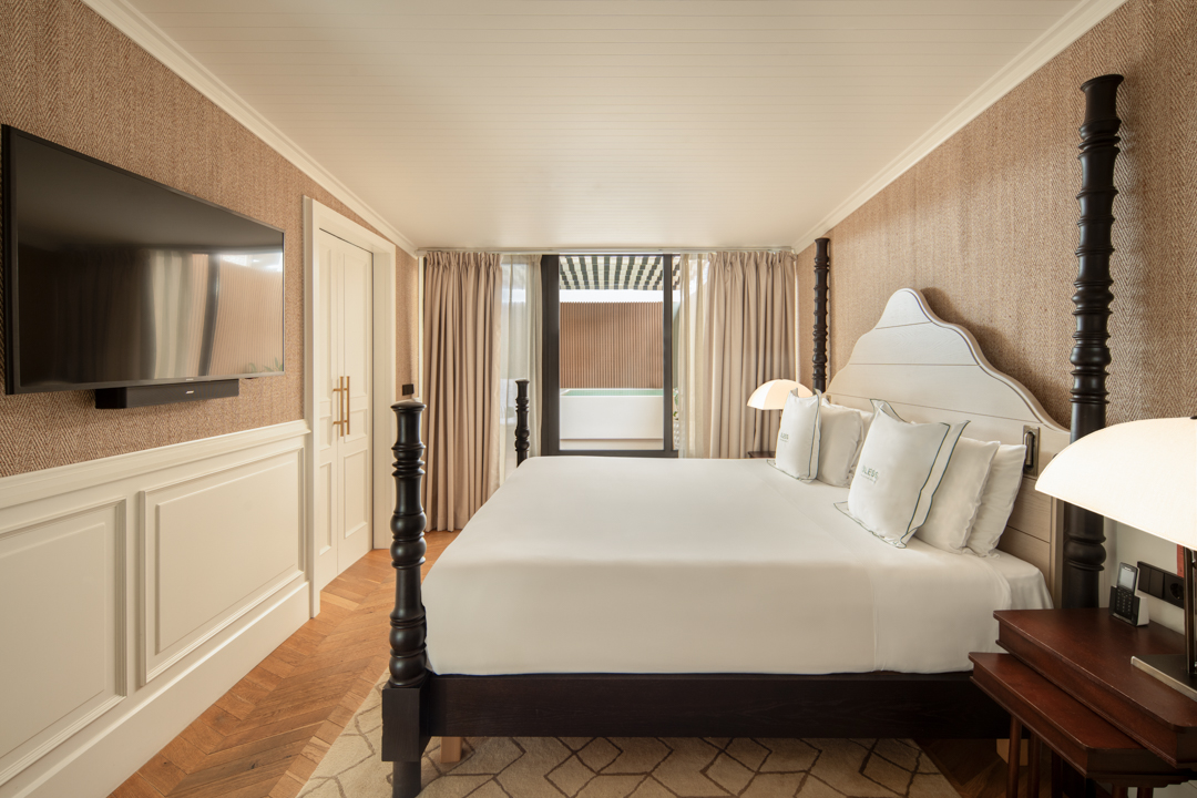 Single King Bed with Jacuzzi