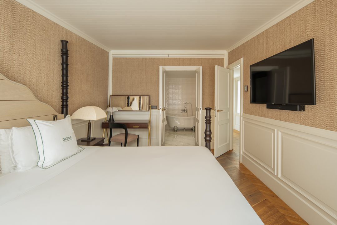 Single King Bed with Jacuzzi