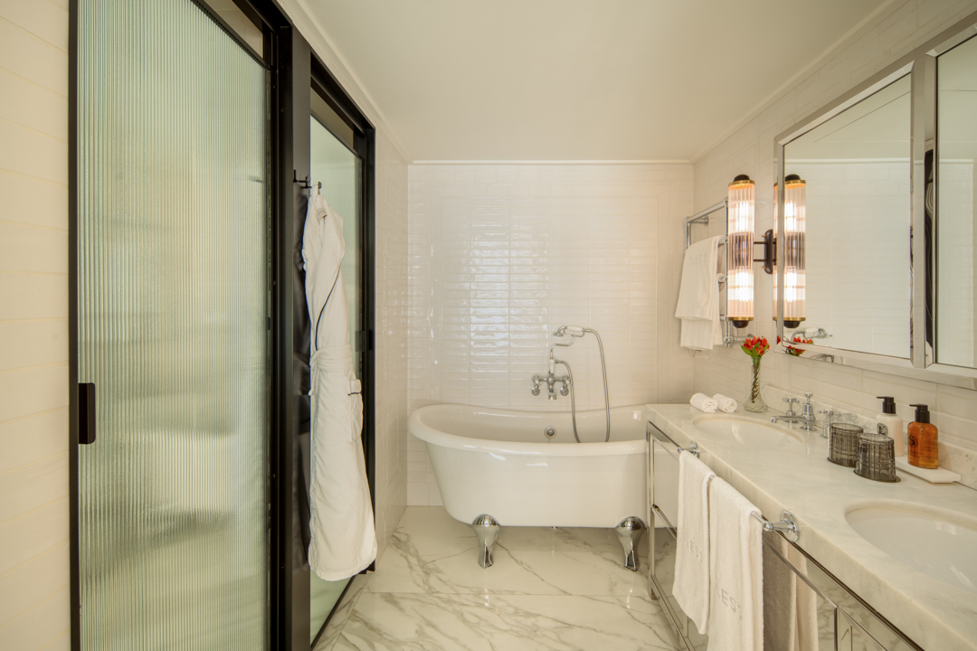 Single King Bed with Jacuzzi