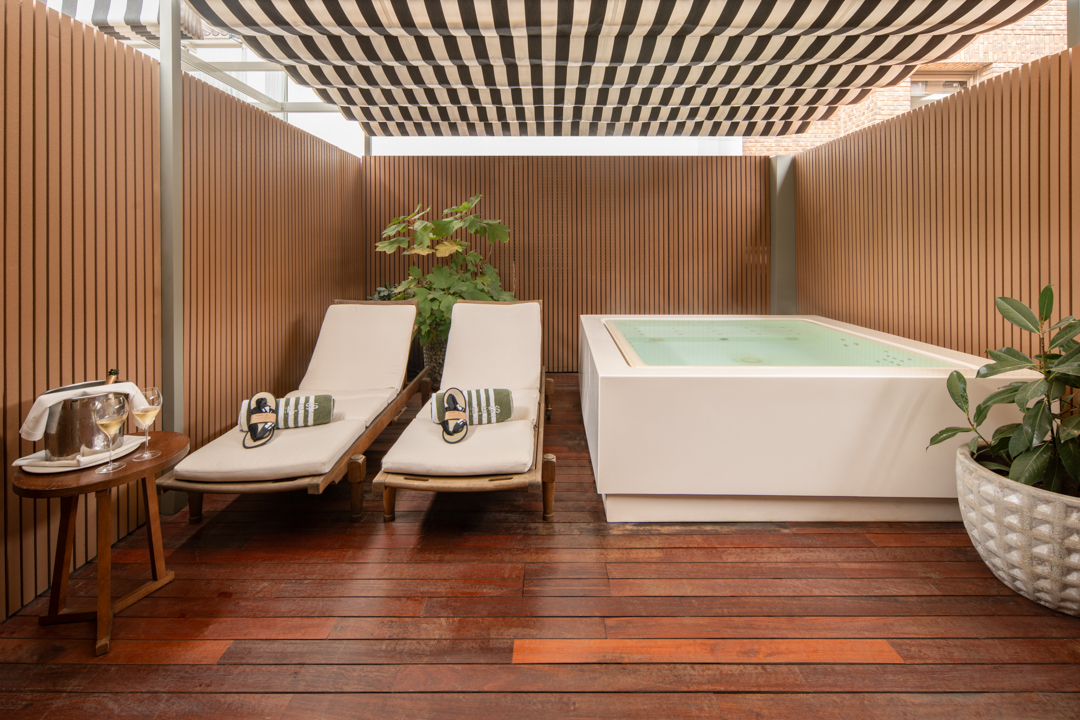 Single King Bed with Jacuzzi