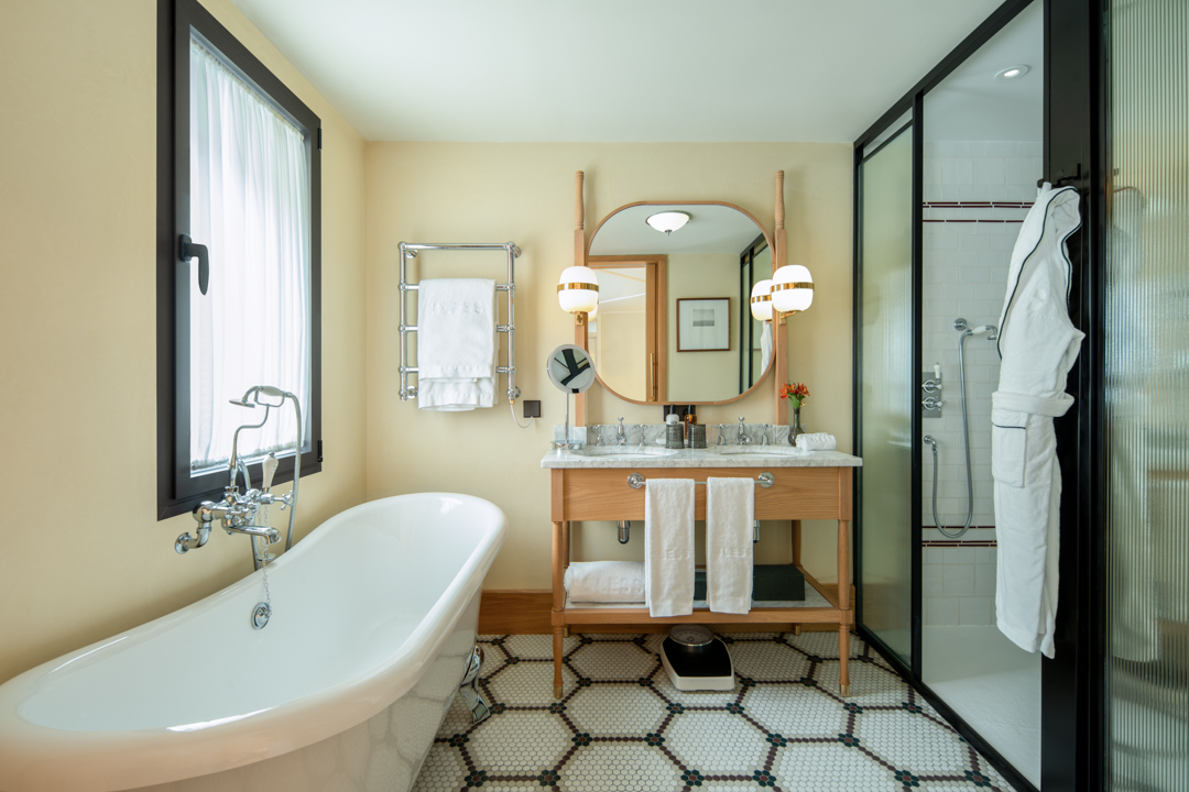 Single Deluxe King Bed