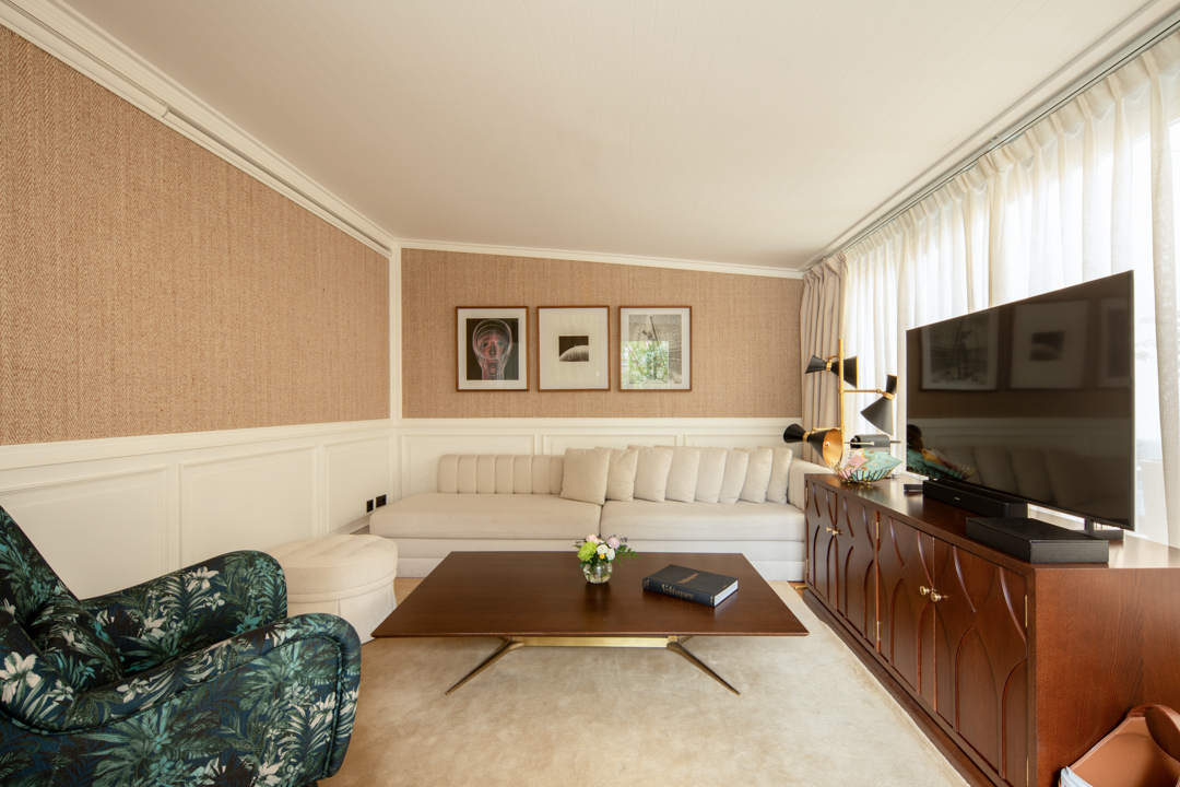 Single King Bed with Jacuzzi