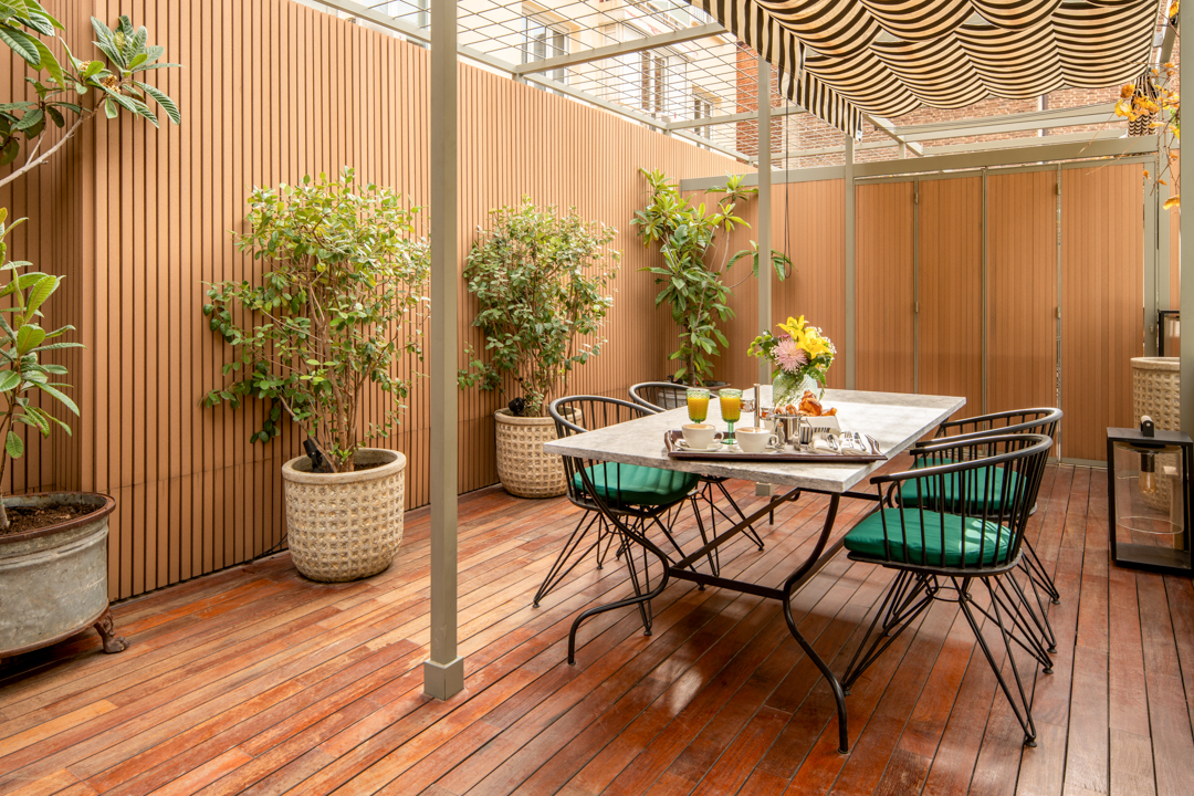 Single King Bed with Jacuzzi