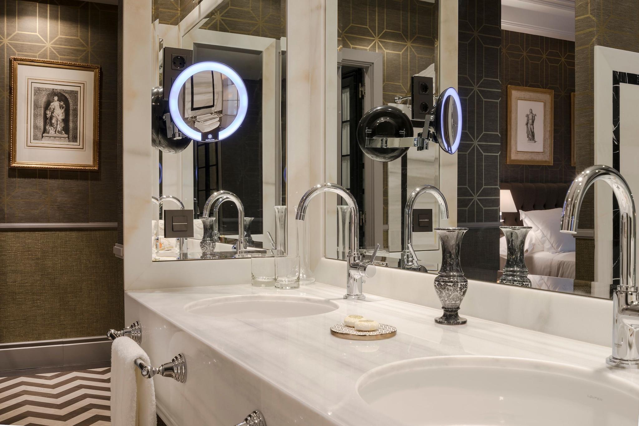 Junior Suite Queen Size Bed