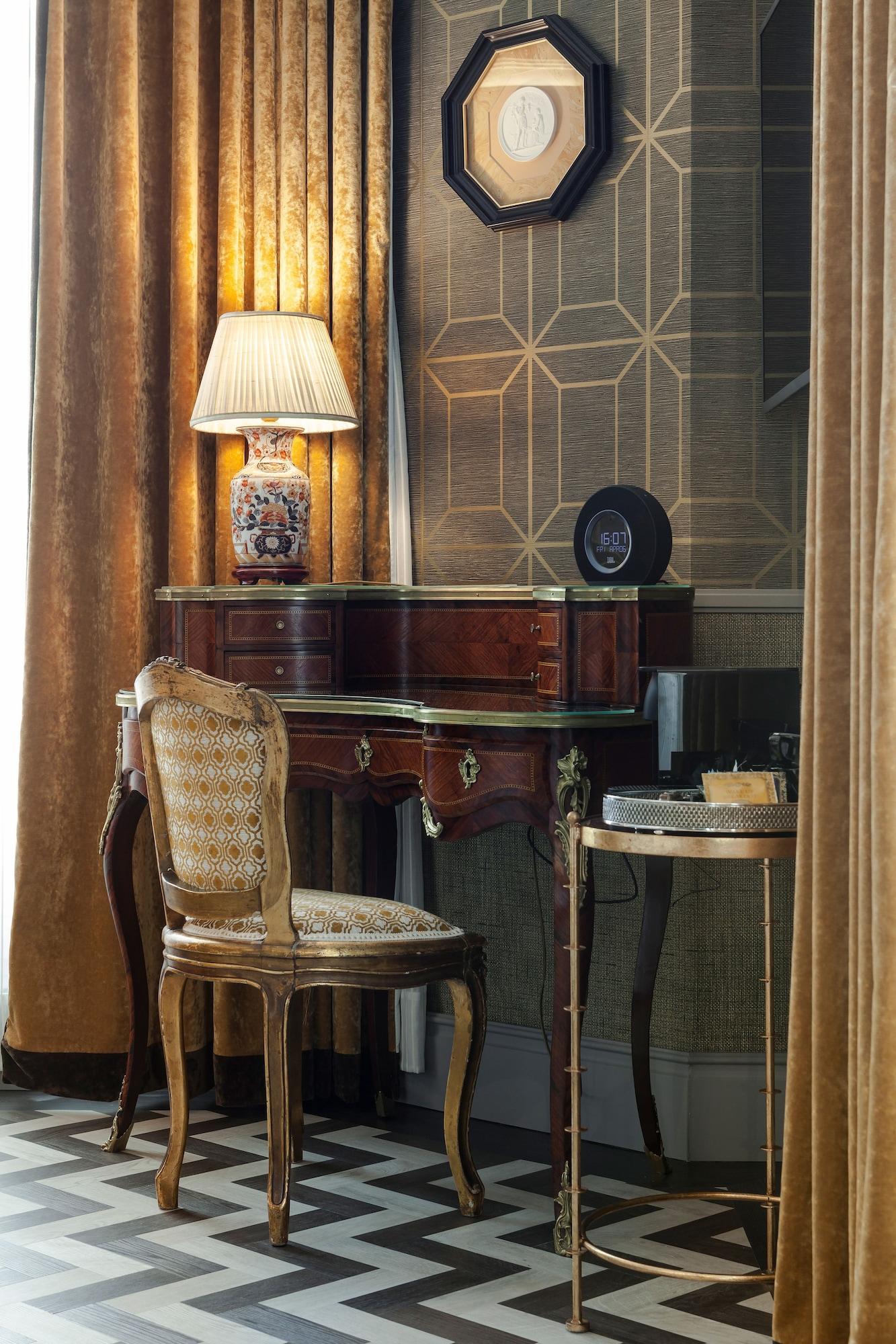 Junior Suite Queen Size Bed