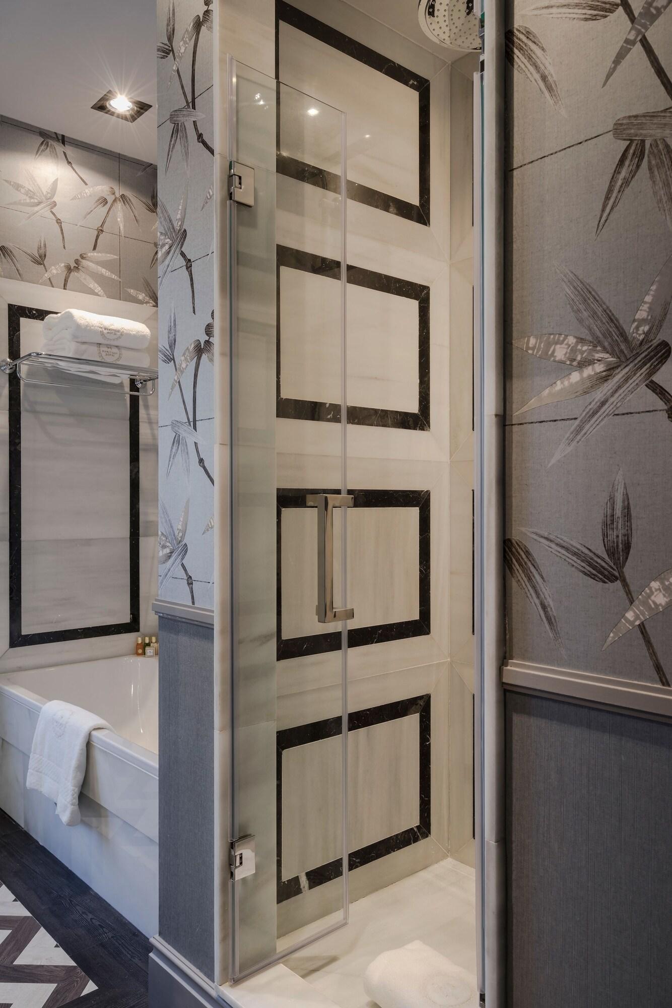 Double Deluxe Queen Bed