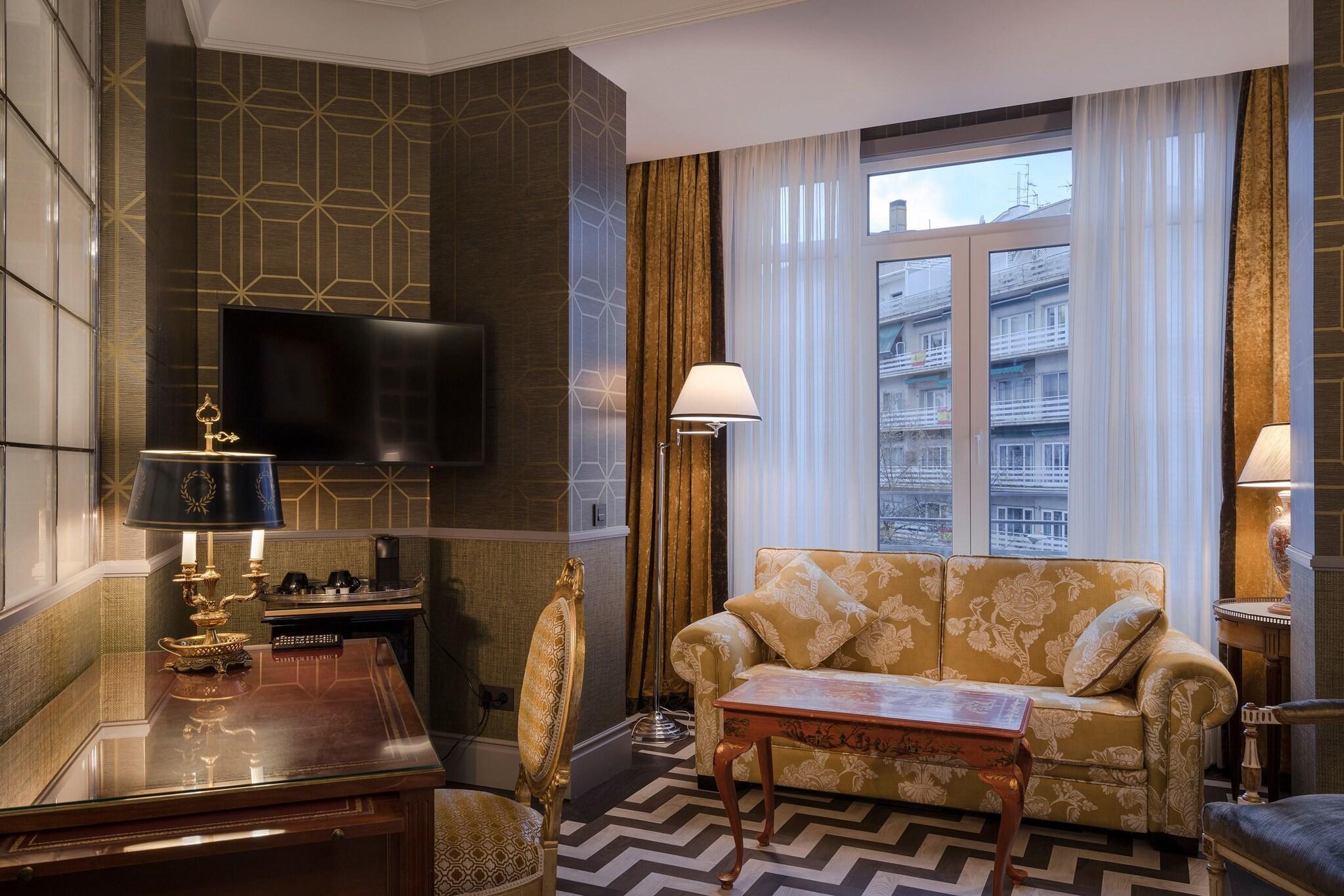 Junior Suite Queen Size Bed