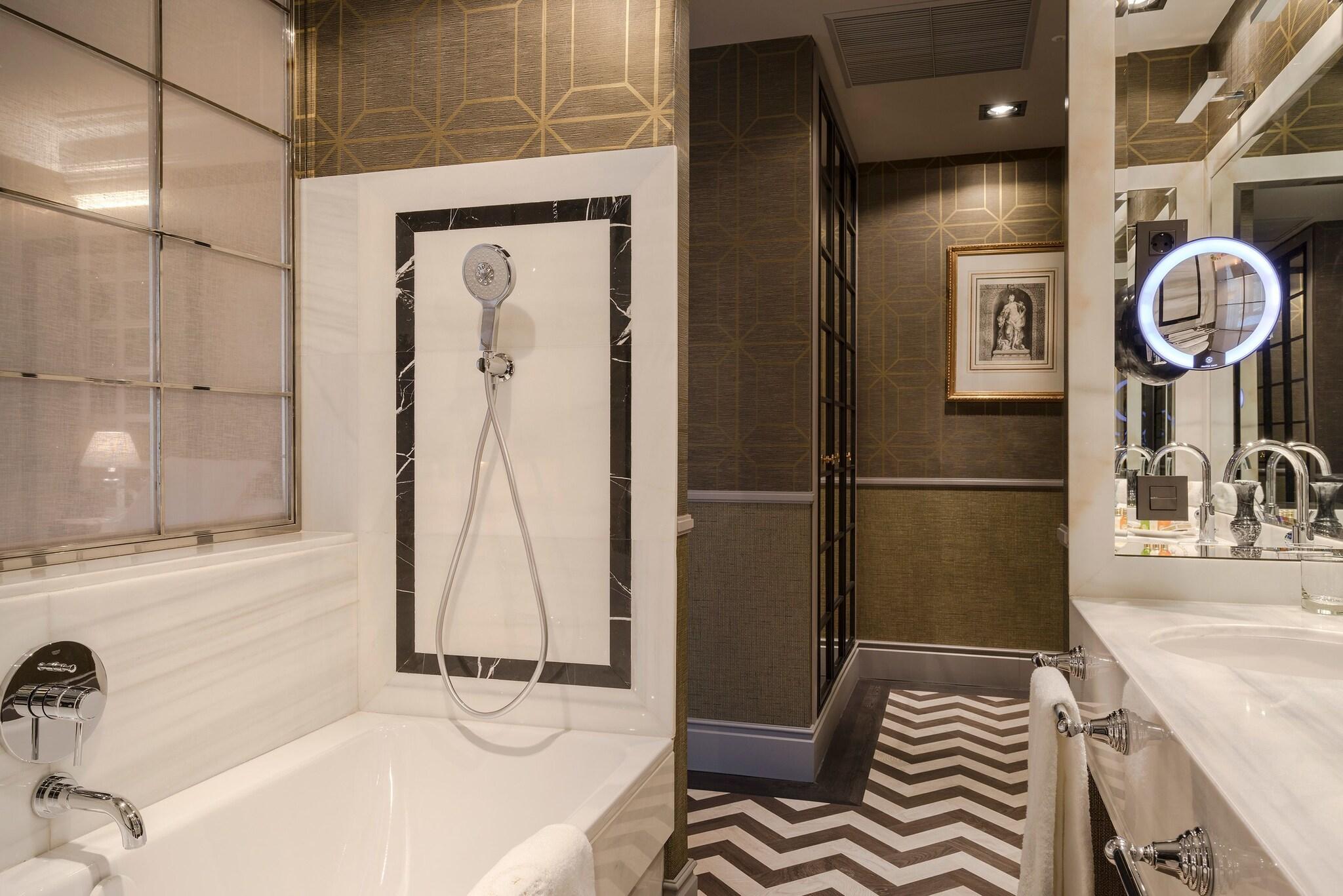 Junior Suite Queen Size Bed