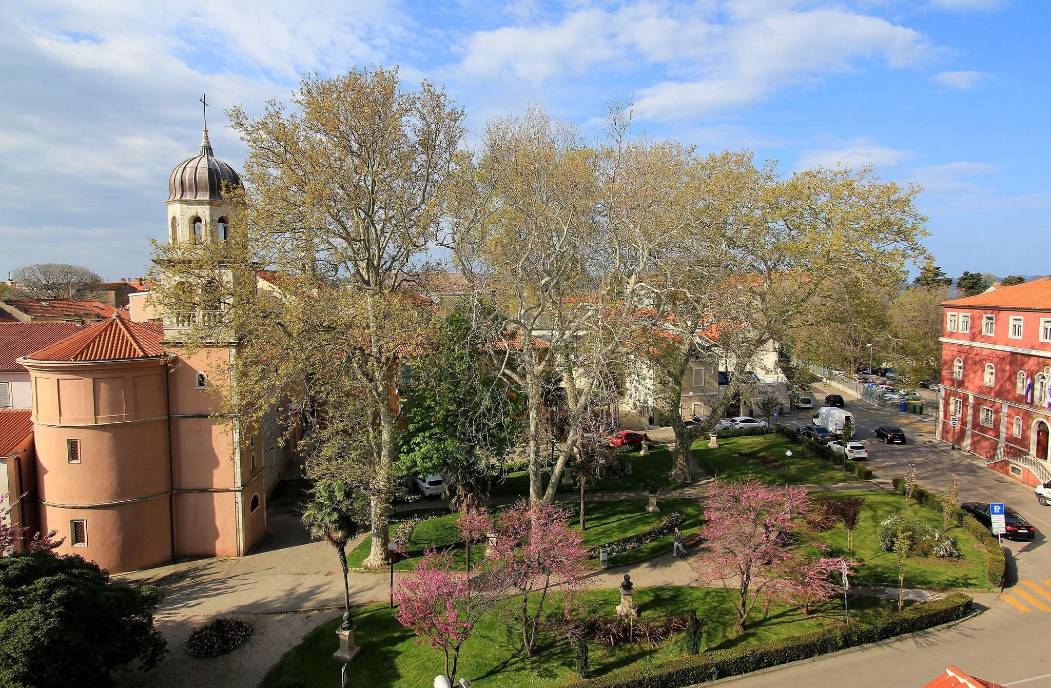 Double Queen Size Bed