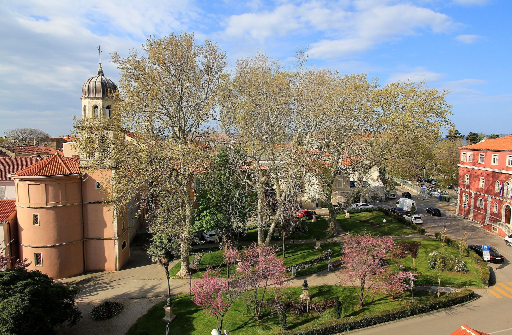 Double Queen Size Bed