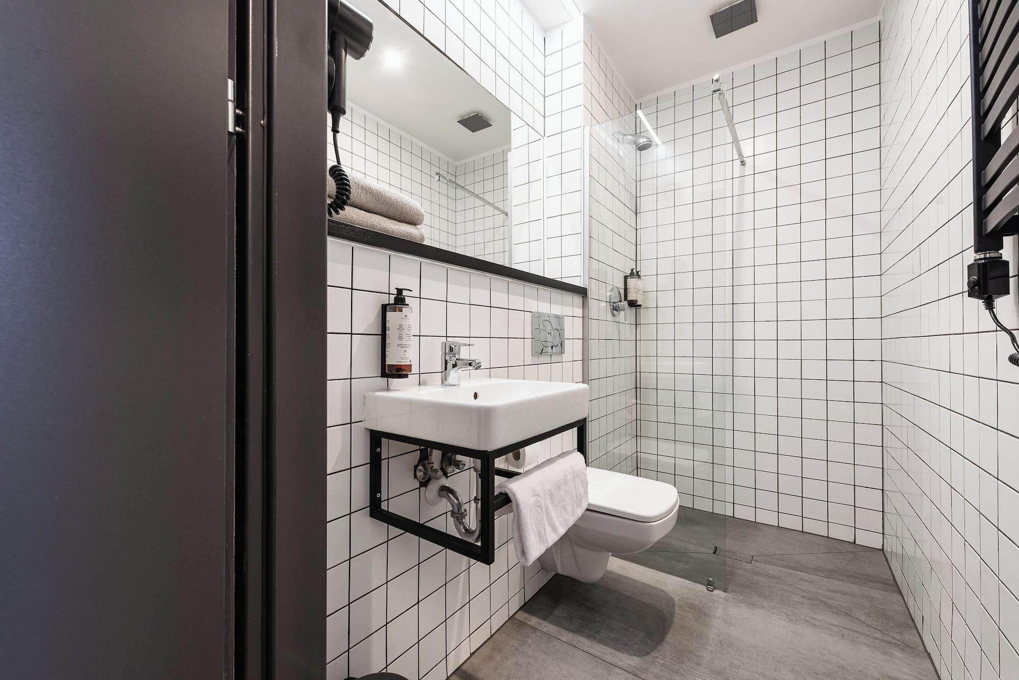 Double or Twin City View King Bed