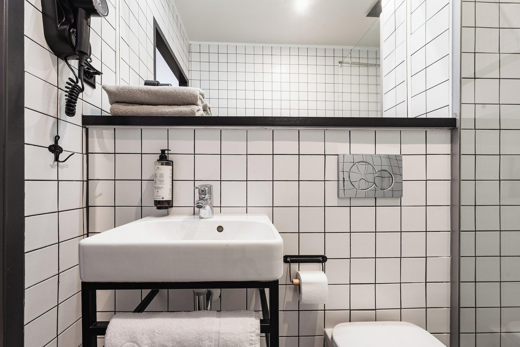 Double or Twin City View King Bed