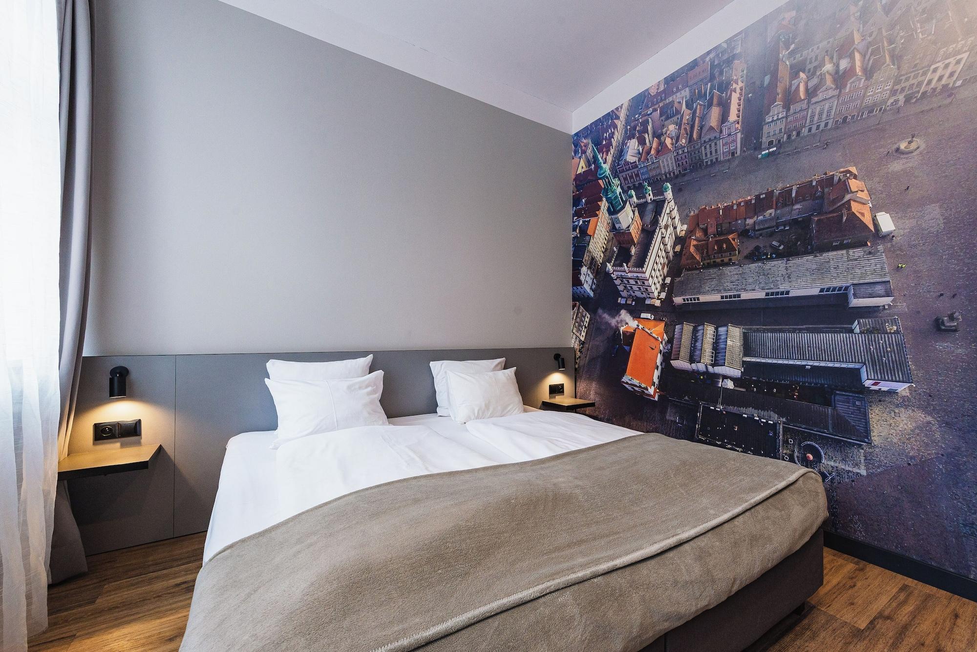 Double or Twin City View King Bed