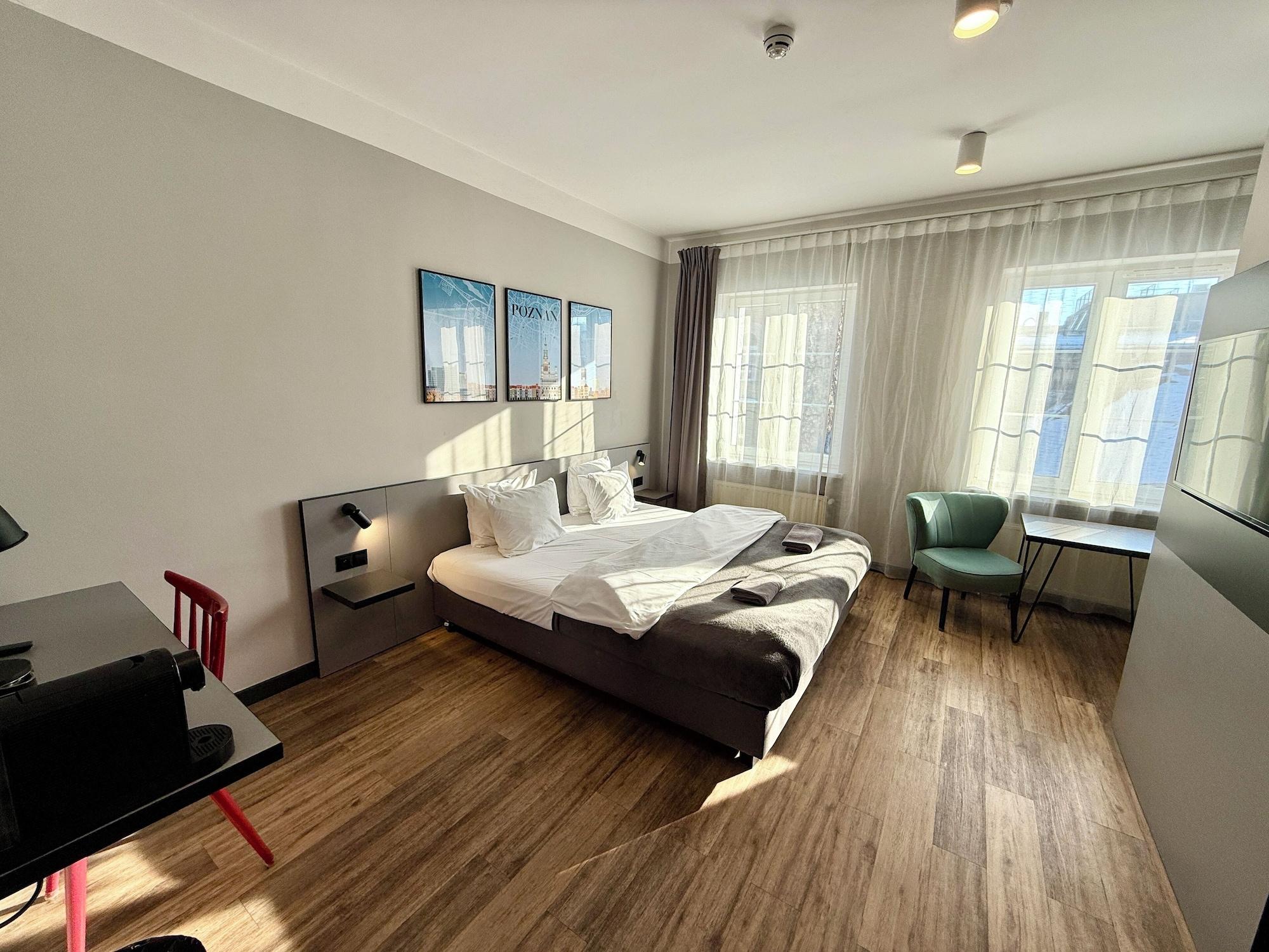 Double or Twin City View King Bed