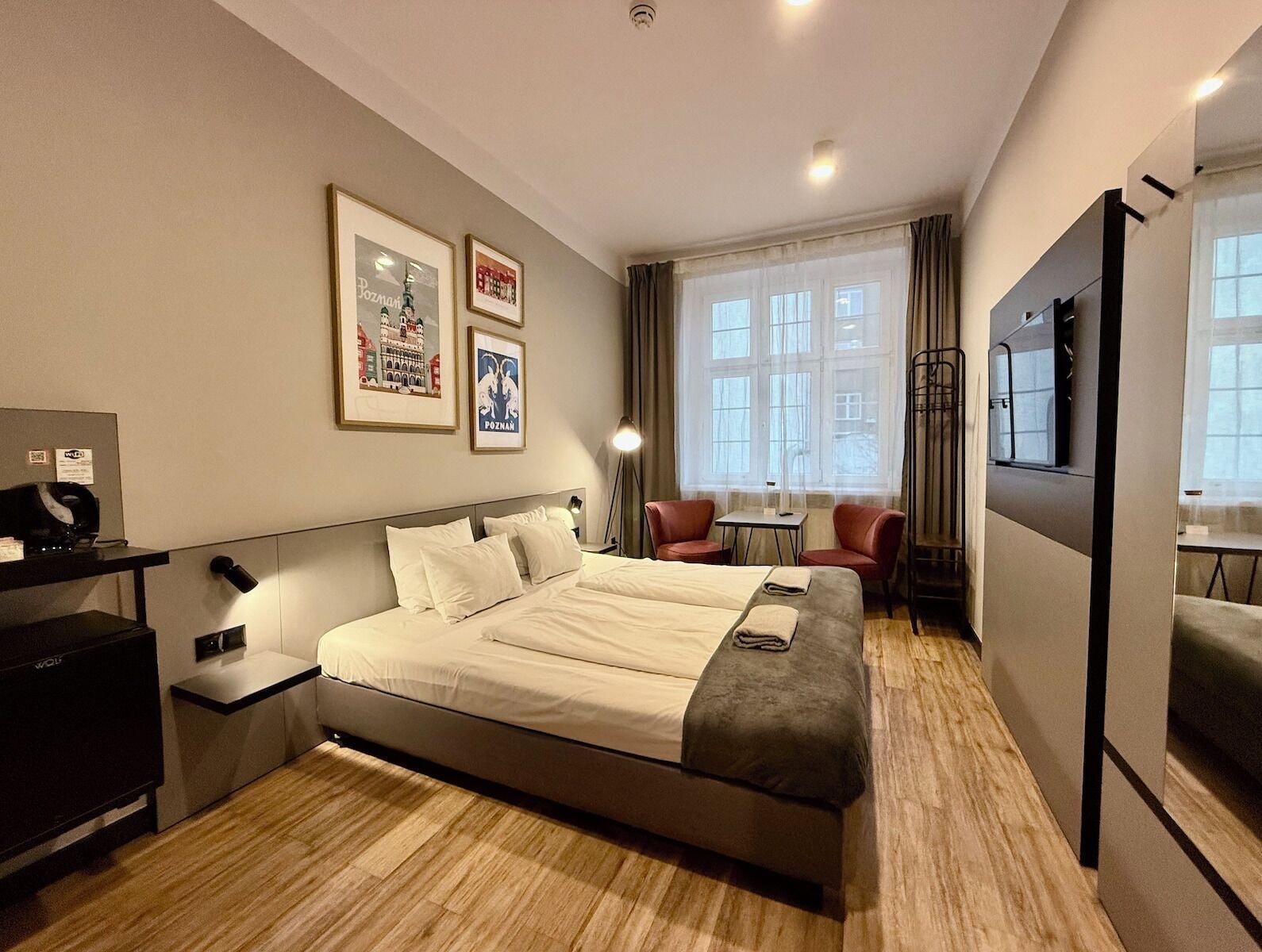 Double or Twin City View King Bed