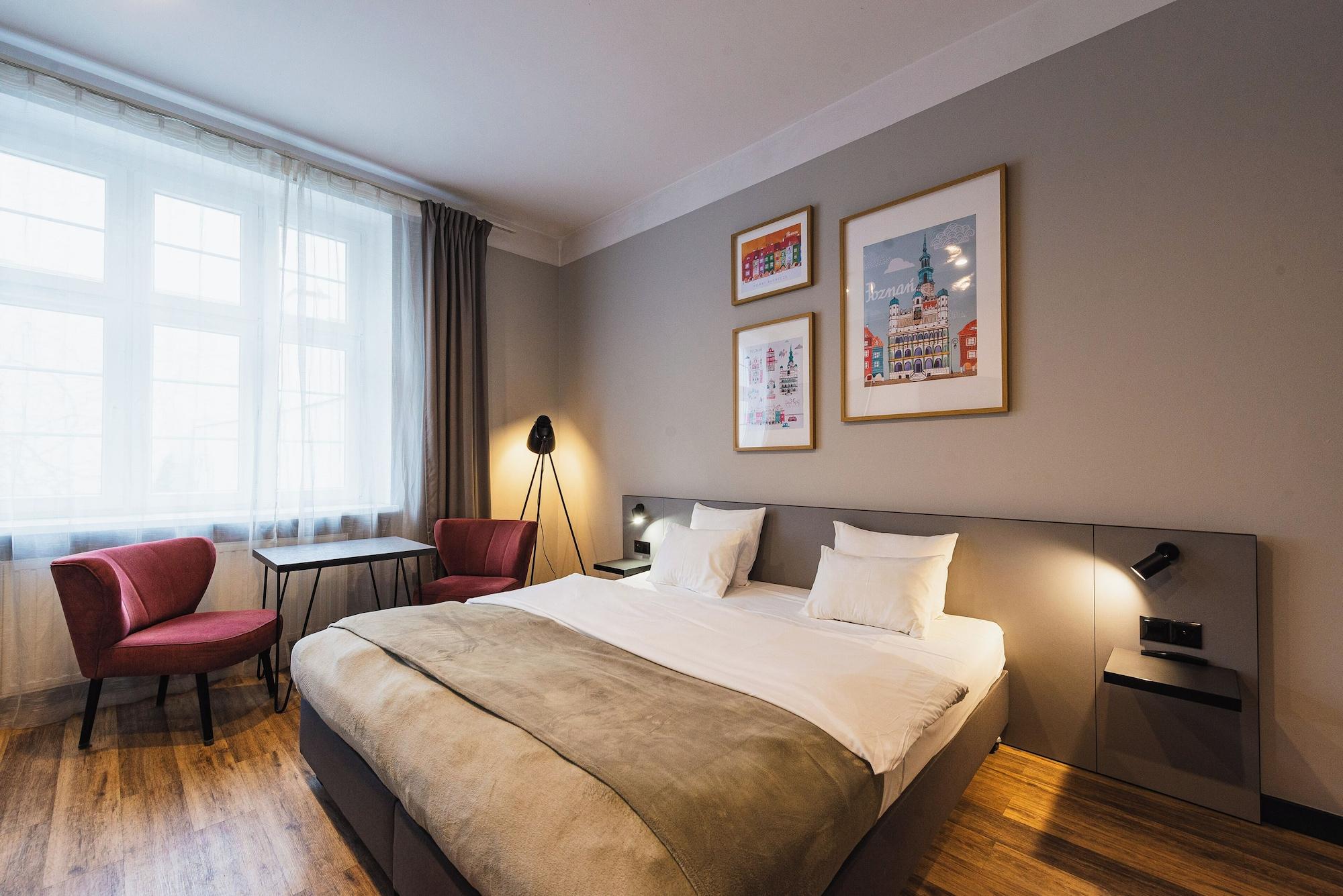 Double or Twin City View King Bed