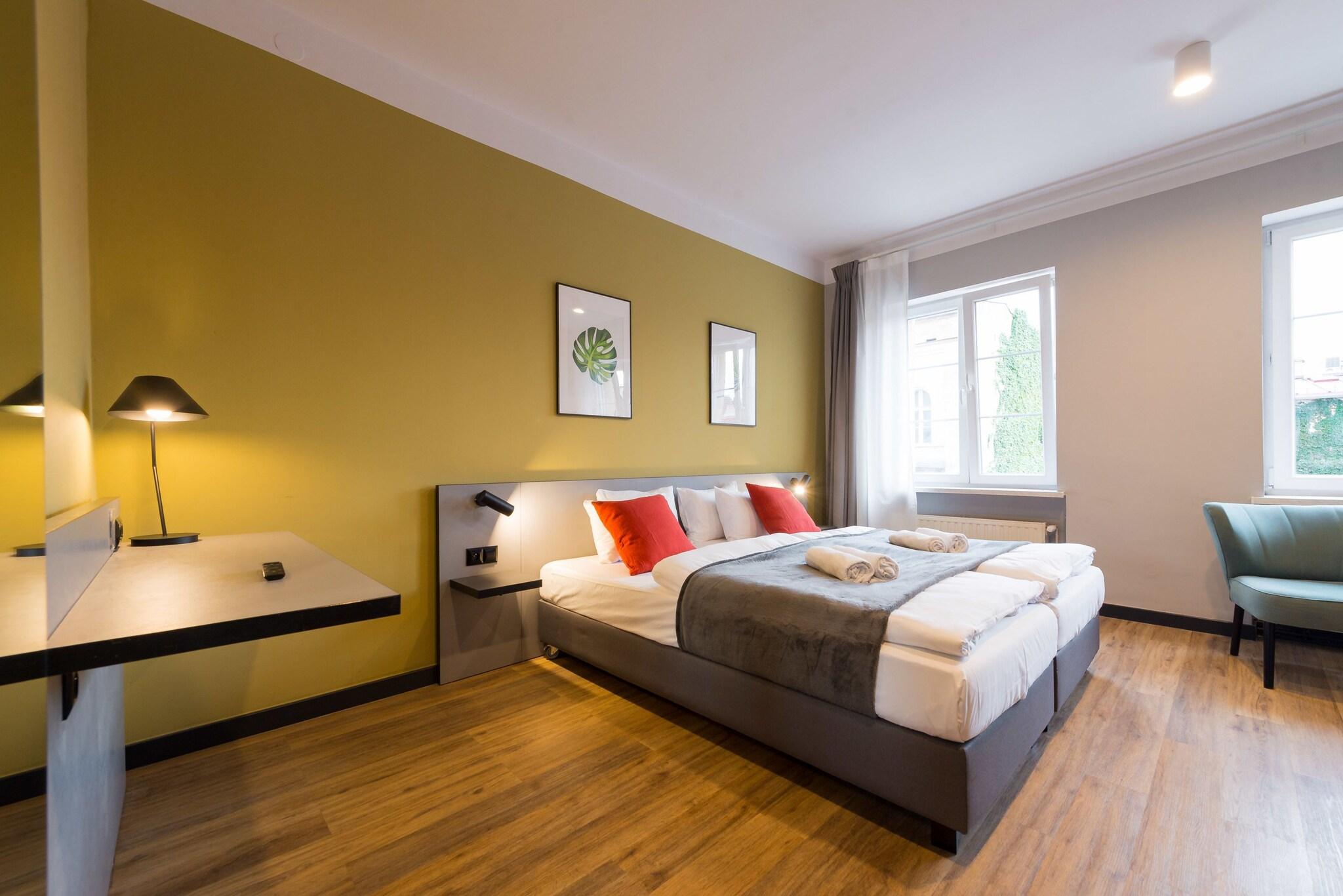 Double or Twin City View King Bed