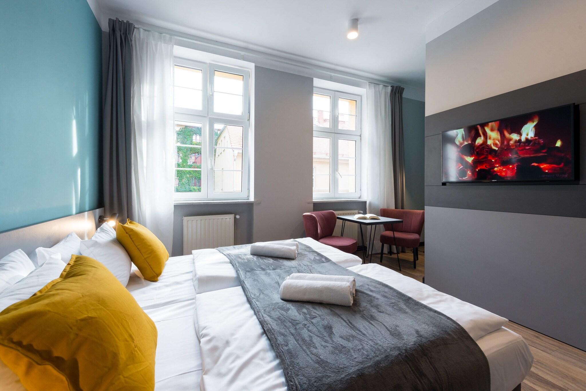 Double or Twin City View King Bed