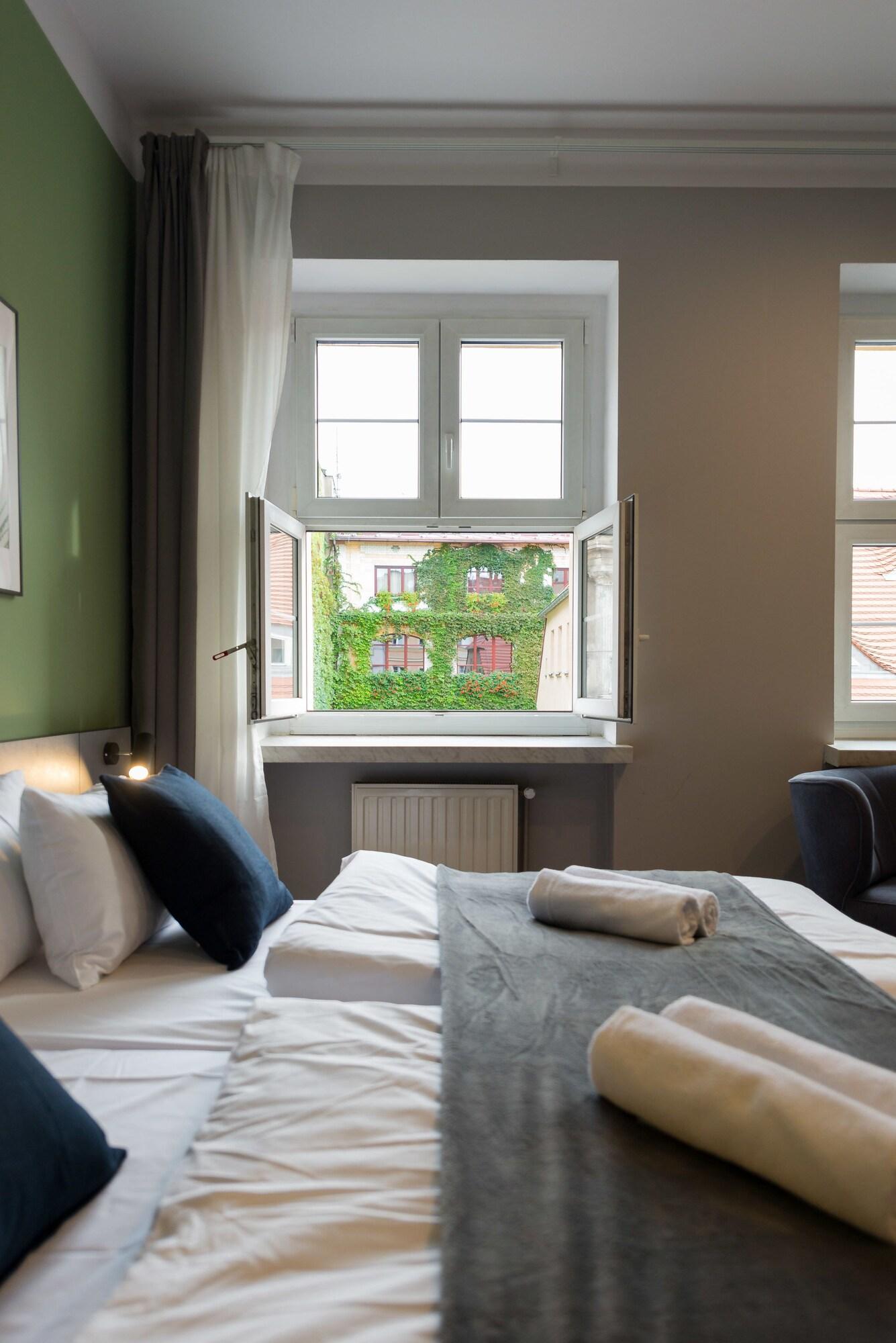 Double or Twin City View King Bed