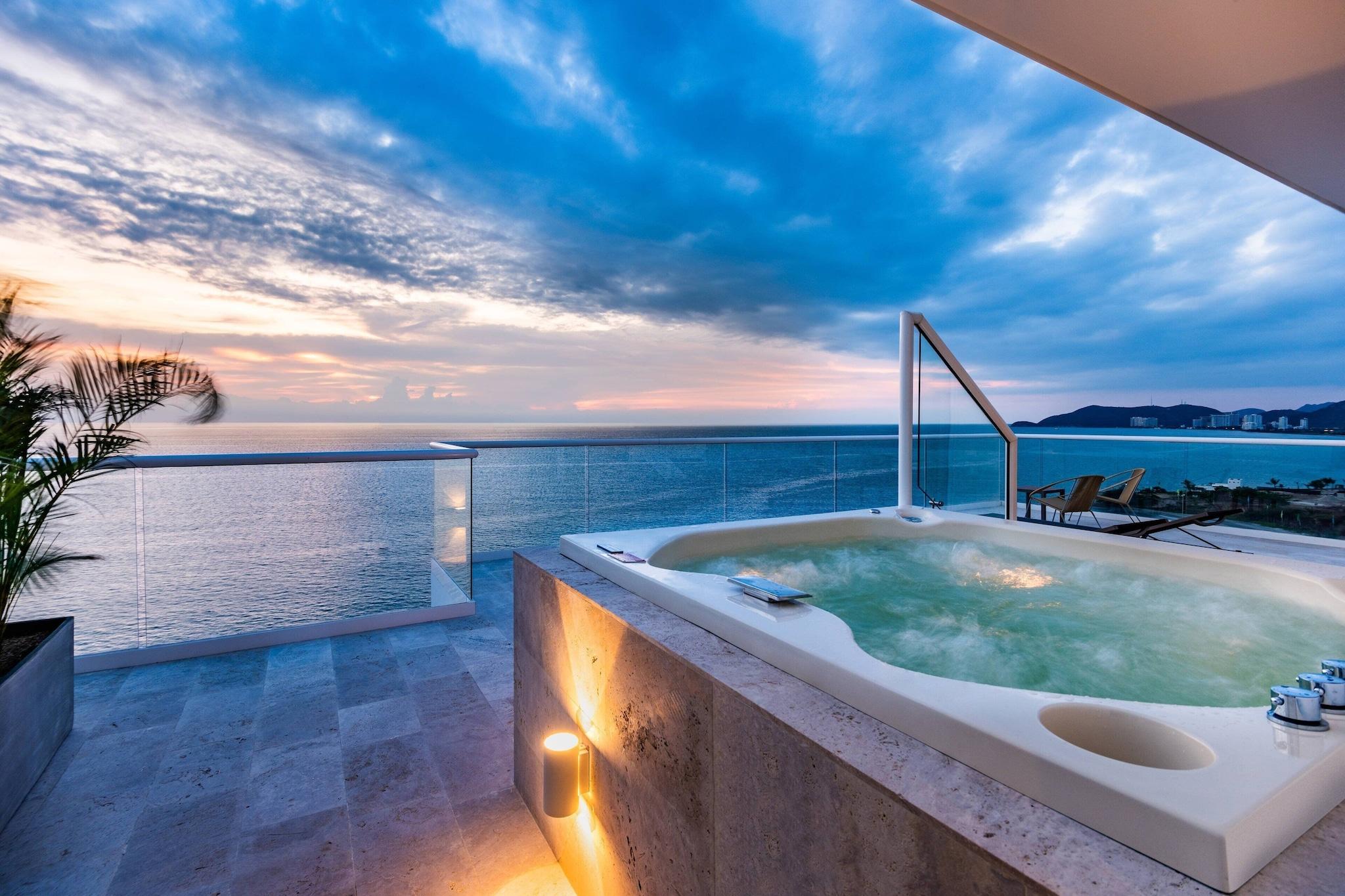 Junior Suite Ocean Front King Bed