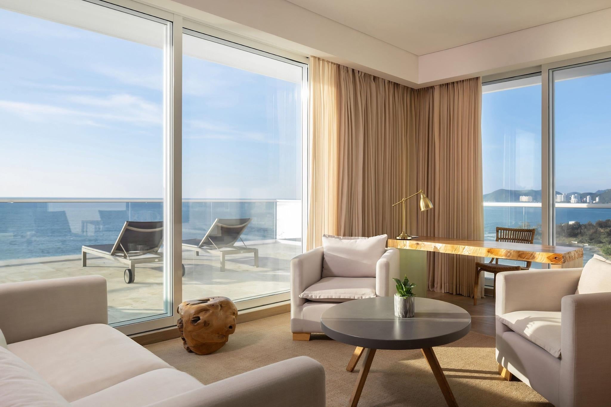 Junior Suite Ocean Front King Bed